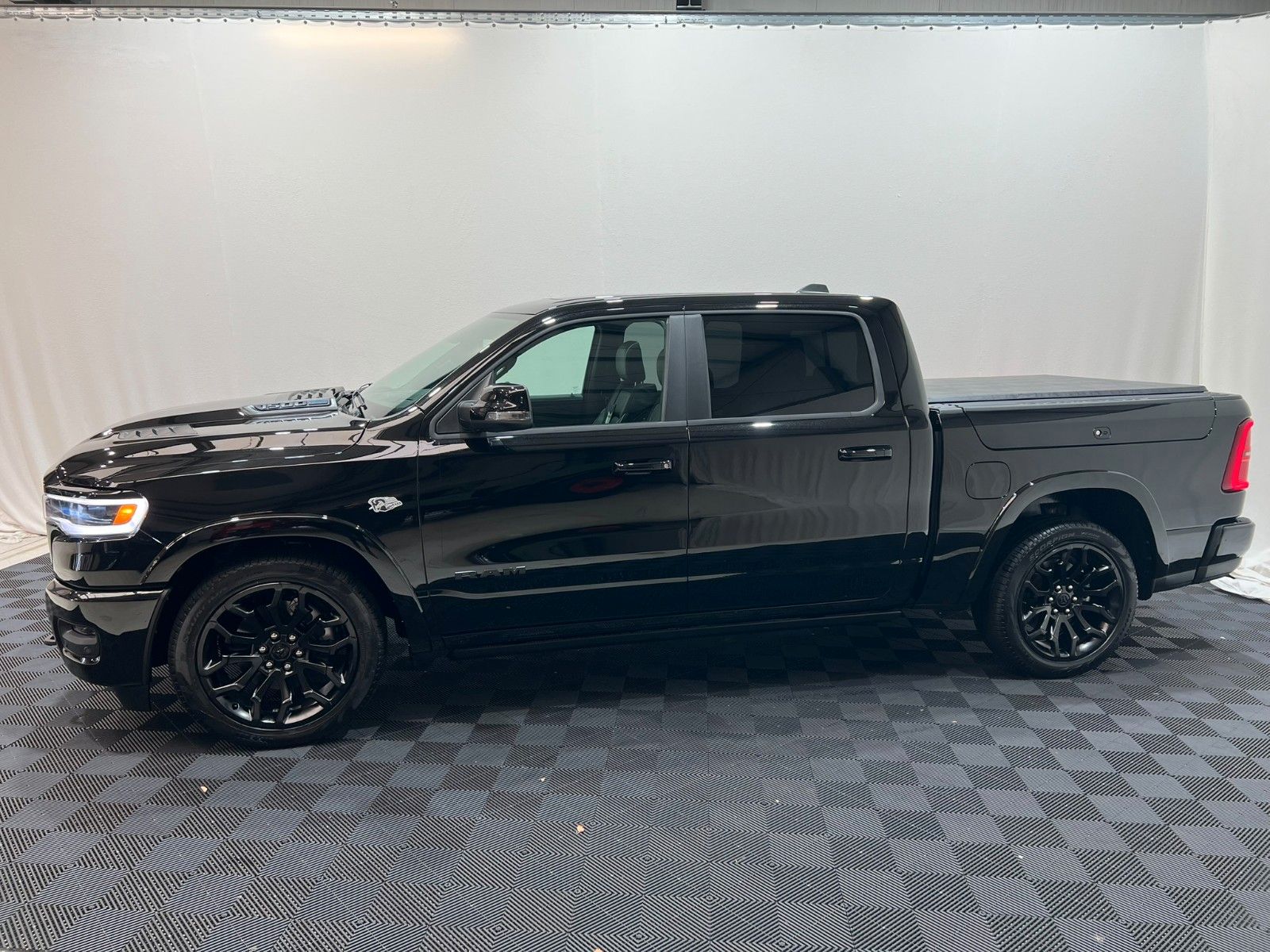 Fahrzeugabbildung Dodge RAM 1500 Limited Night  5,7L V8 HEMI / MFT