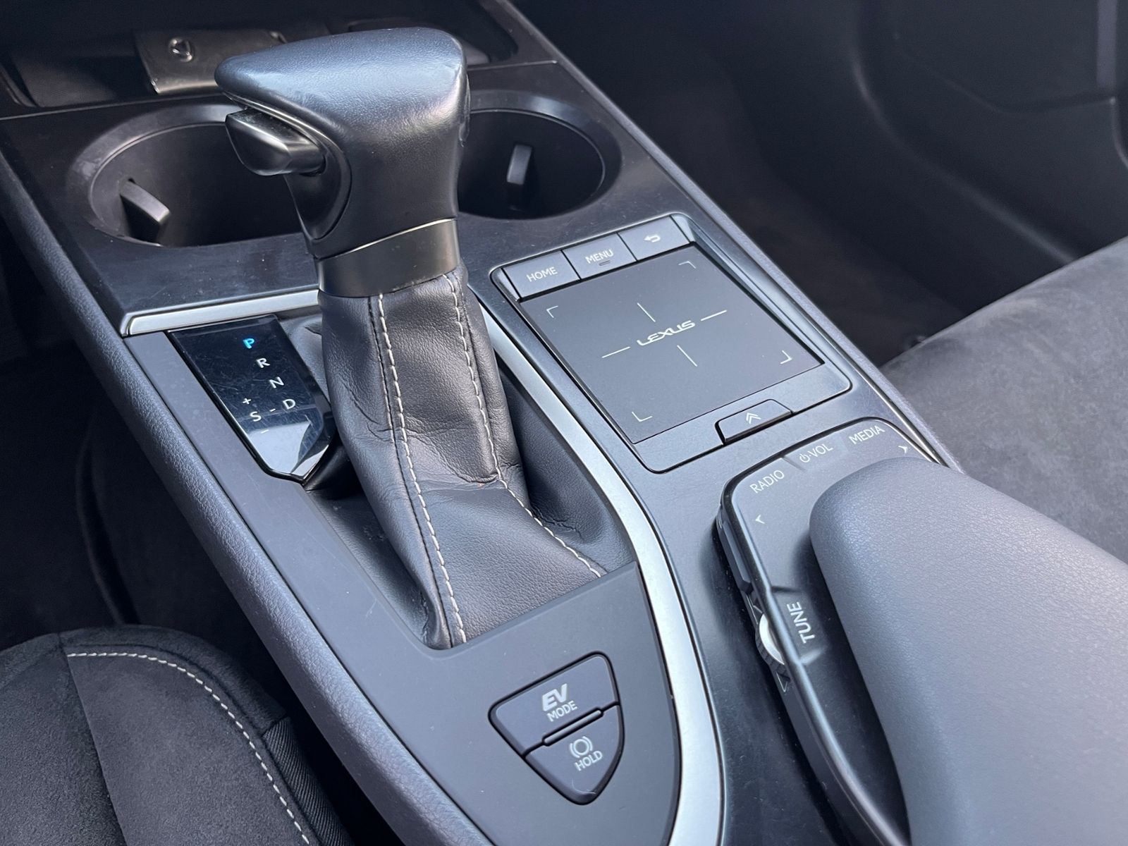 Fahrzeugabbildung Lexus UX 250 h Launch Edition LED NAV SHZ RFK