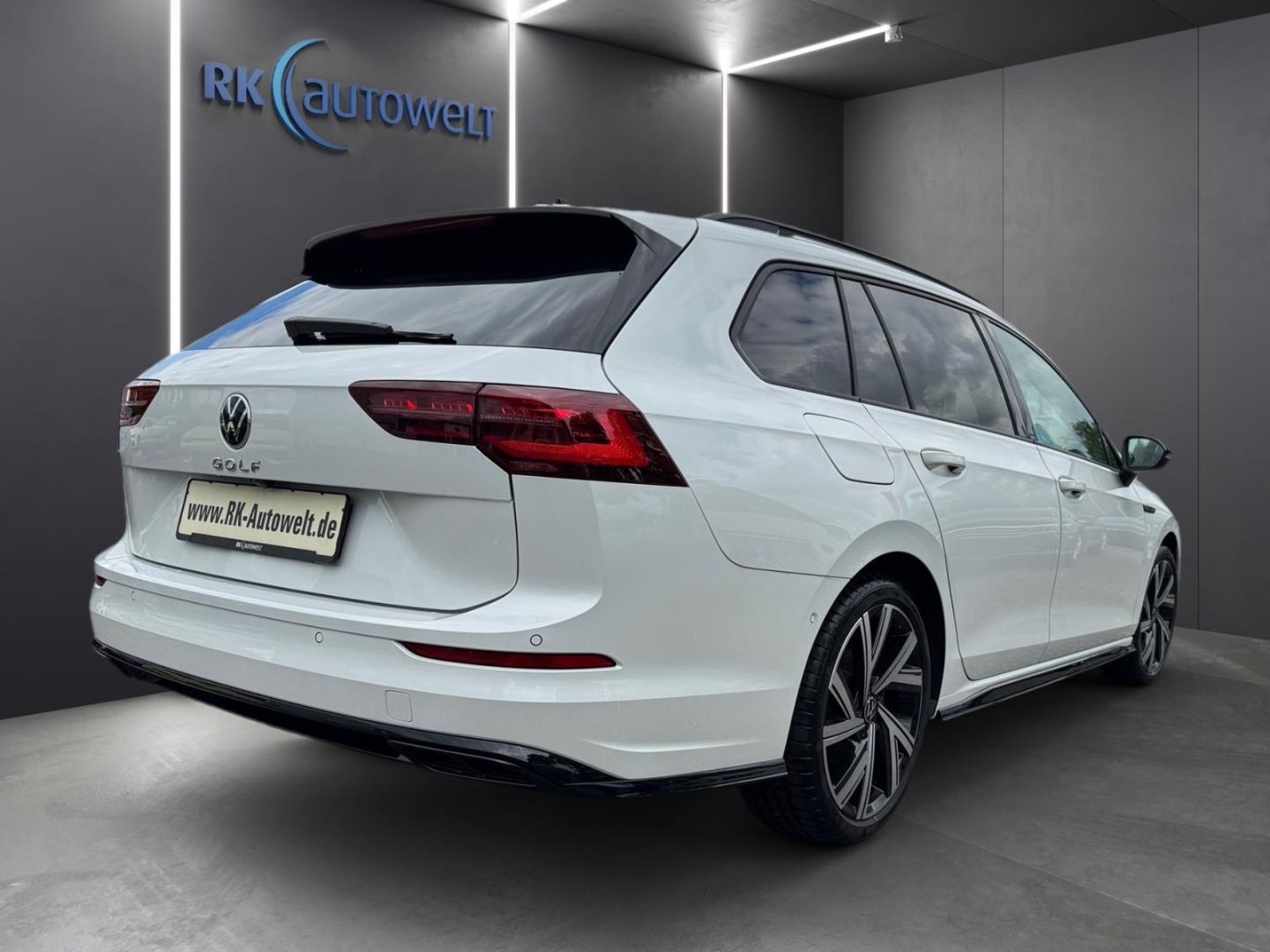 Volkswagen Golf Variant VIII R-Line 2.0 TSI RearView Matrix foto 4