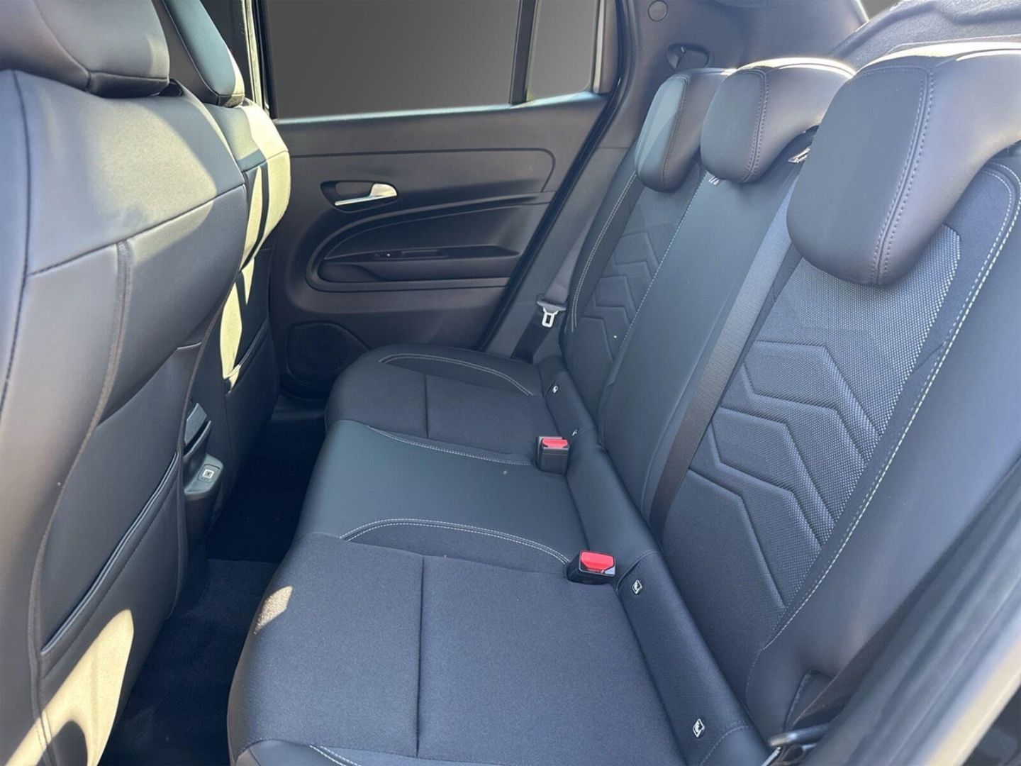 Fahrzeugabbildung Jeep Avenger BLACK EDITION-Winterpaket-Ganzjahresreif