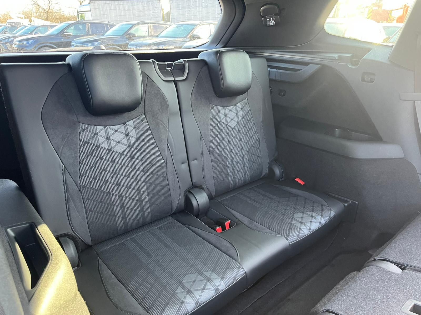 Fahrzeugabbildung Volkswagen Tayron 2.0 TDI 4M R-Line BLACK*7Si*MATRIX*PANO