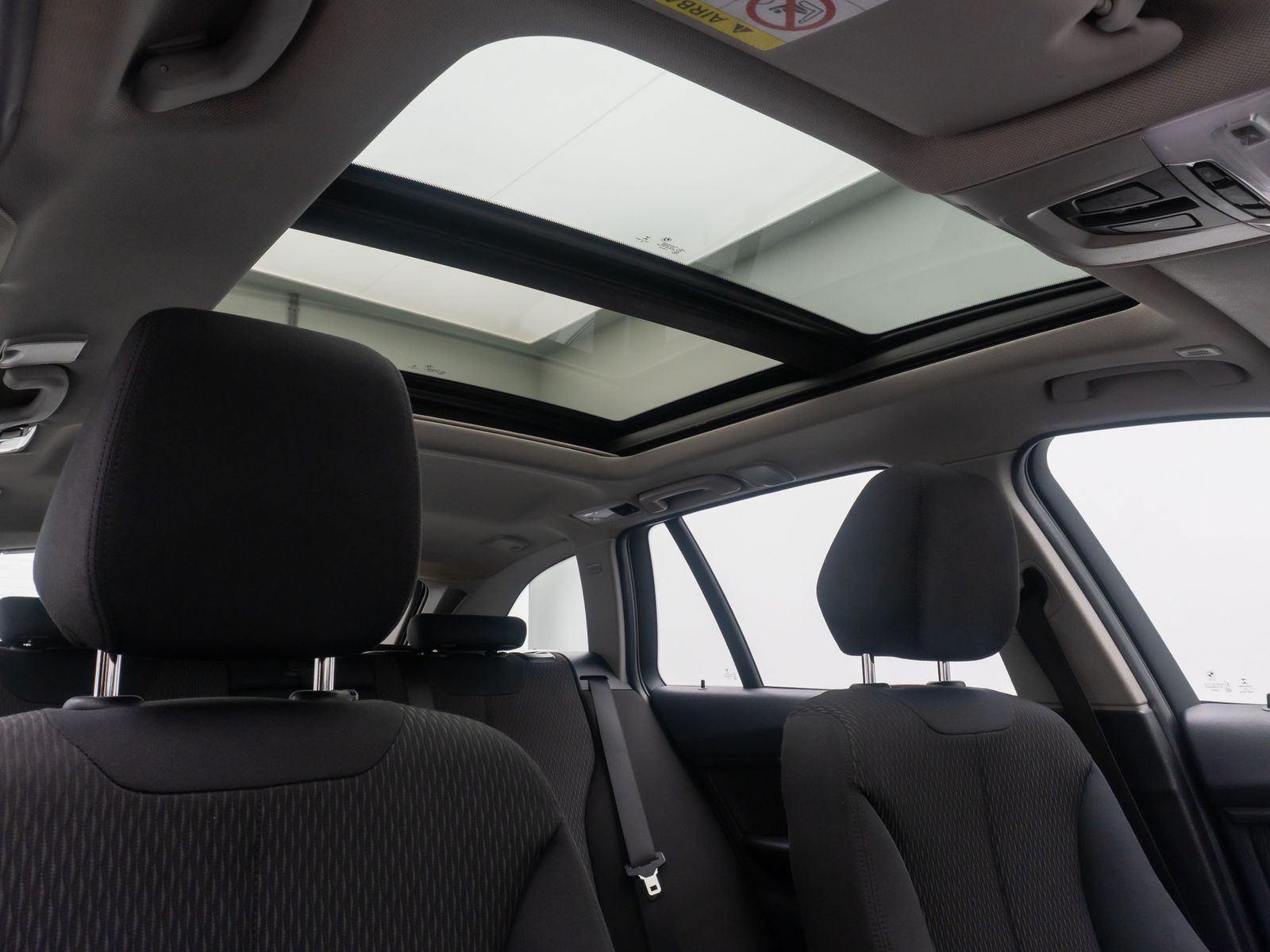Fahrzeugabbildung BMW 320d PDC Panorama NaviBusiness KlimaAut Regensen