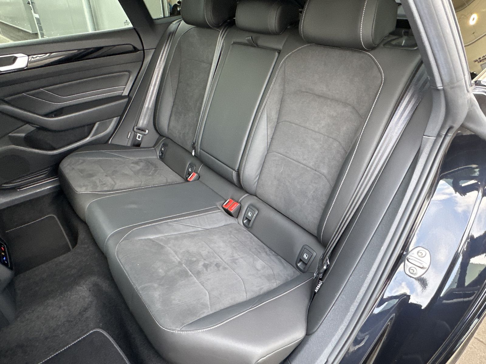 Fahrzeugabbildung Volkswagen Arteon SB 2.0 TSI DSG R-Line NAV+MATRIX+KAM+ACC