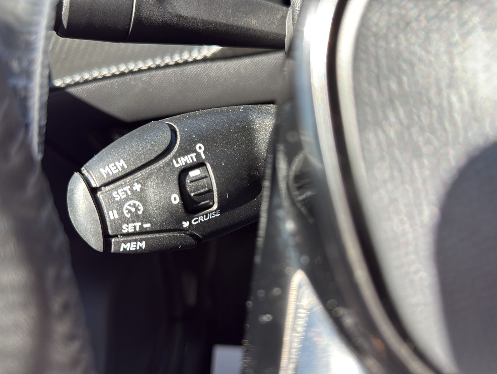 Fahrzeugabbildung Peugeot 208 Allure/Hybrid/AT/PDC/LED ab 185,00 € i.M.