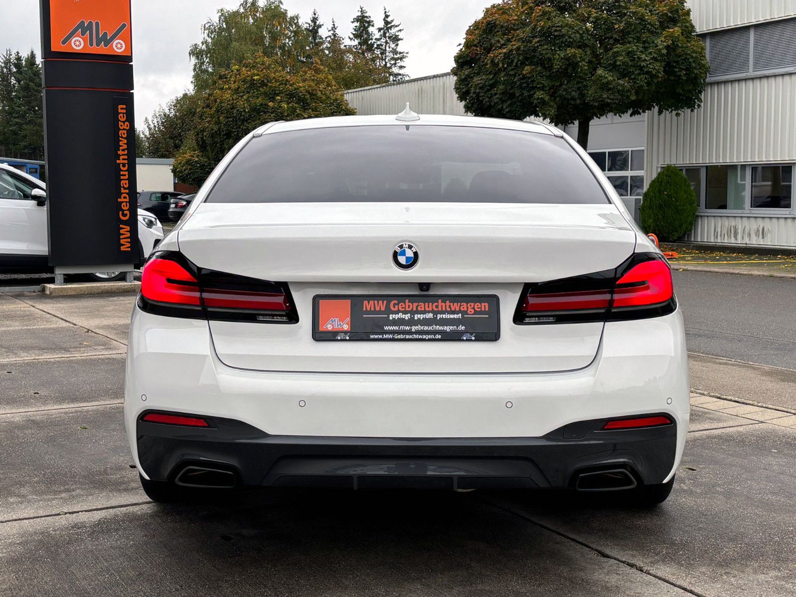 Fahrzeugabbildung BMW 520d Steptr. Limo M-Sport ACC KAM AHK LED SHZ