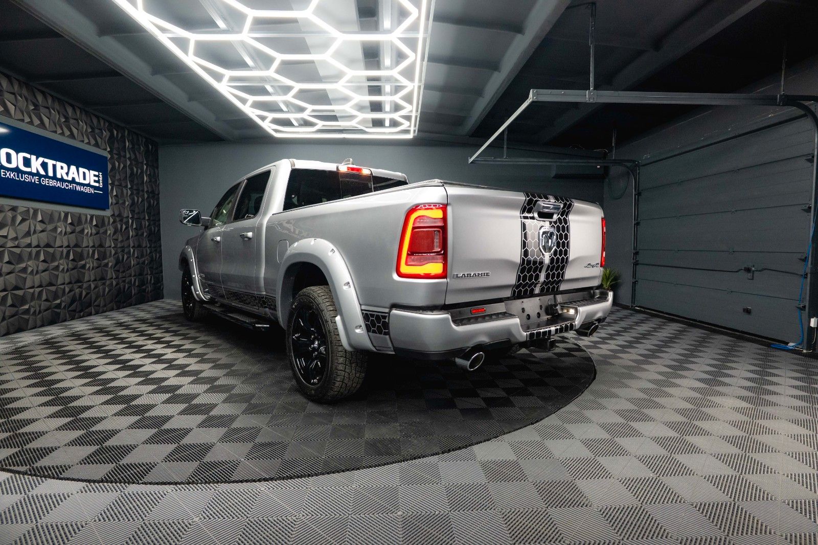 Fahrzeugabbildung Dodge RAM 5.7 V8 HEMI 4x4 Night LARAMIE LONGBED 19%