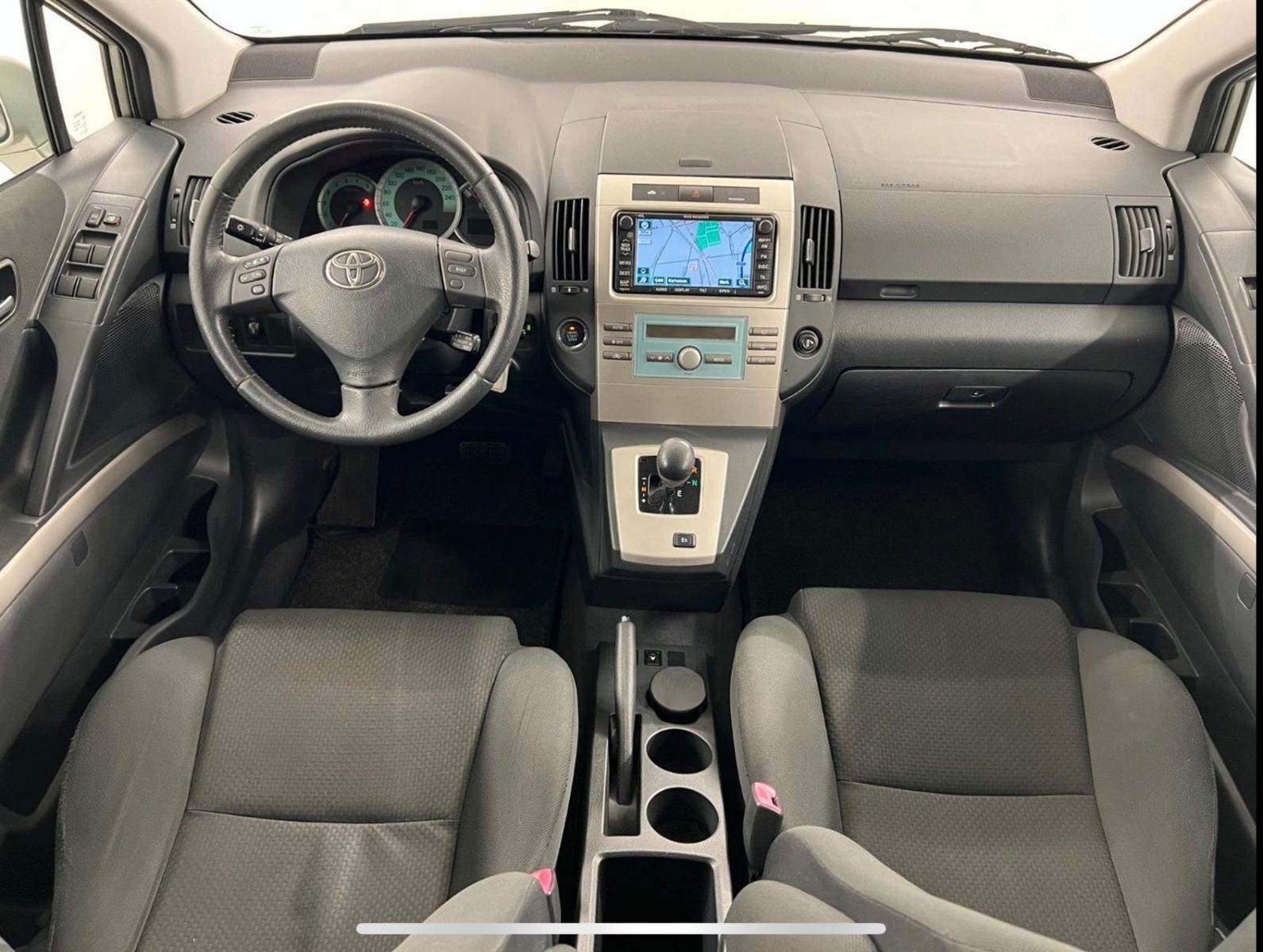 Toyota Corolla Verso 2004 — photo 9