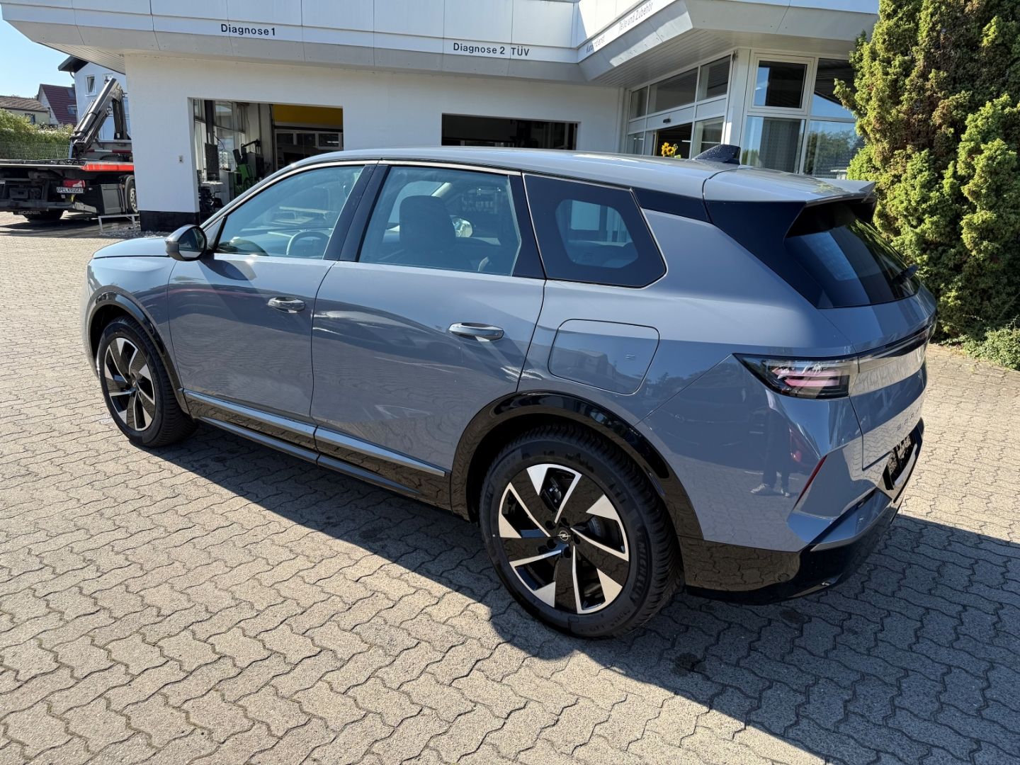 Fahrzeugabbildung Opel Grandland 1.6 Plug-in-Hybrid mit AHK+Allwetter