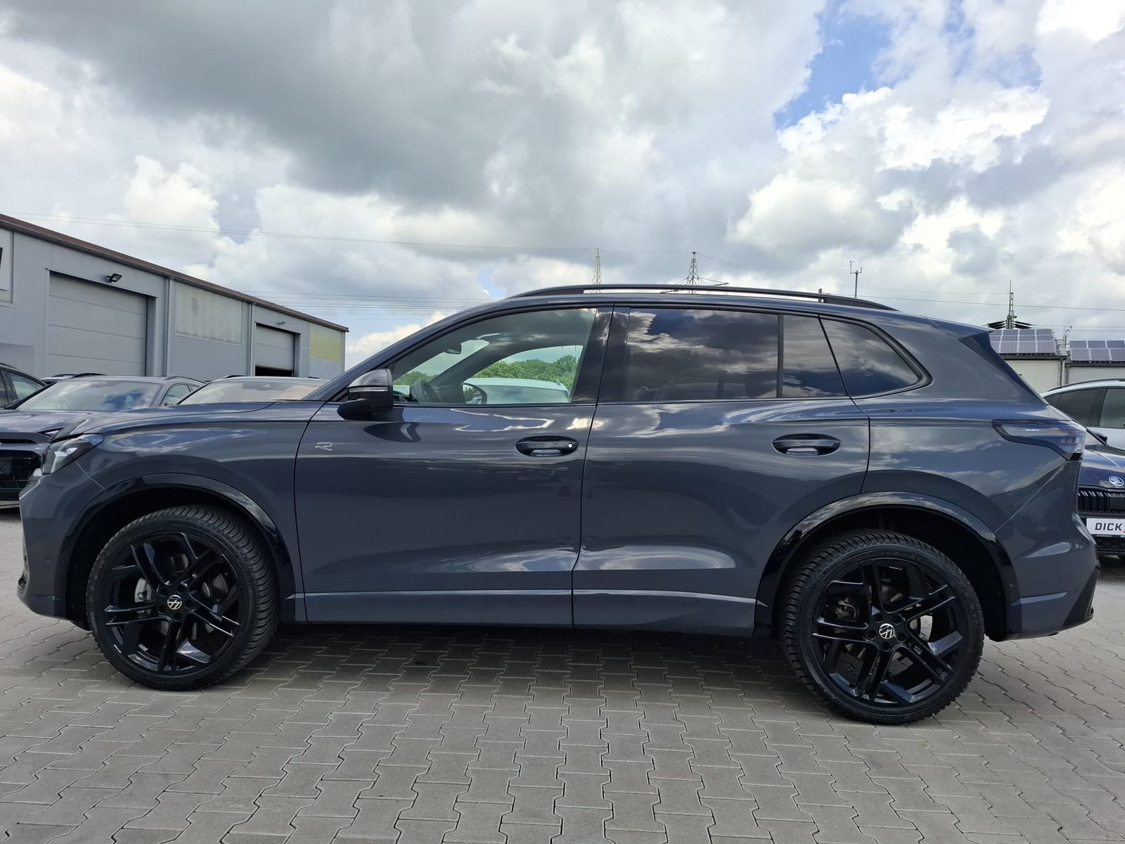 Fahrzeugabbildung Volkswagen Tiguan 2.0 TDI 4M R-Line BLACK*PAN*HK*AHK*MATRIX