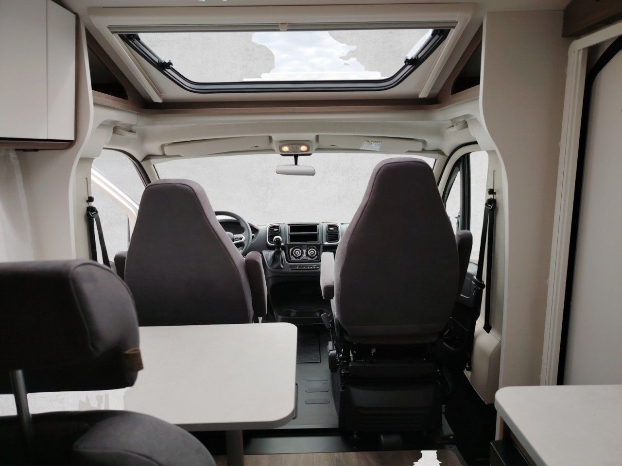 Fahrzeugabbildung Carado V337 PRO+ Automatik Markise Klima Fenster el.