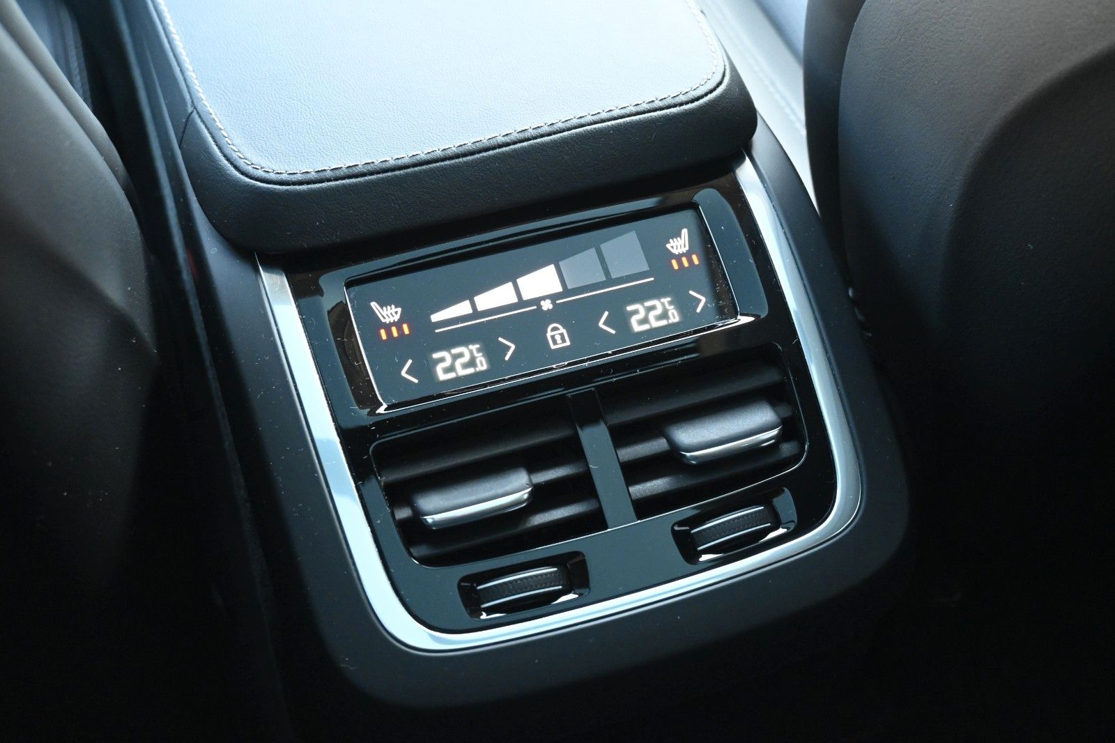 Fahrzeugabbildung Volvo XC90 B5D AWD Ultimate Bright*LED*PANO*STHZ*360*