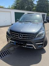 Mercedes-Benz ML 350 4MATIC - - Mercedes-Benz ML 350 mit Benzin-Antrieb: Automatik