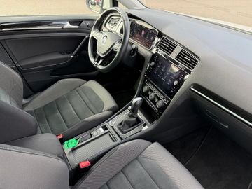 Volkswagen Golf VII Lim. Highline+LED+SHZ+Navi+Digi.Cockp.
