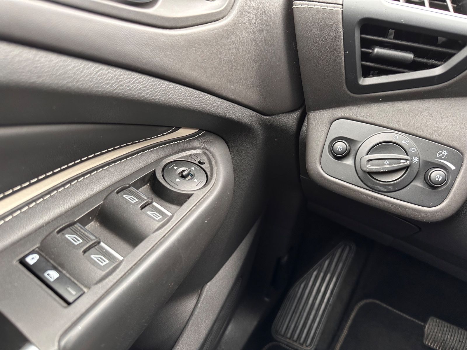 Fahrzeugabbildung Ford Kuga Vignale 2.0 TDCi 4x4 AHK/ACC/BiXenon/Keyfre