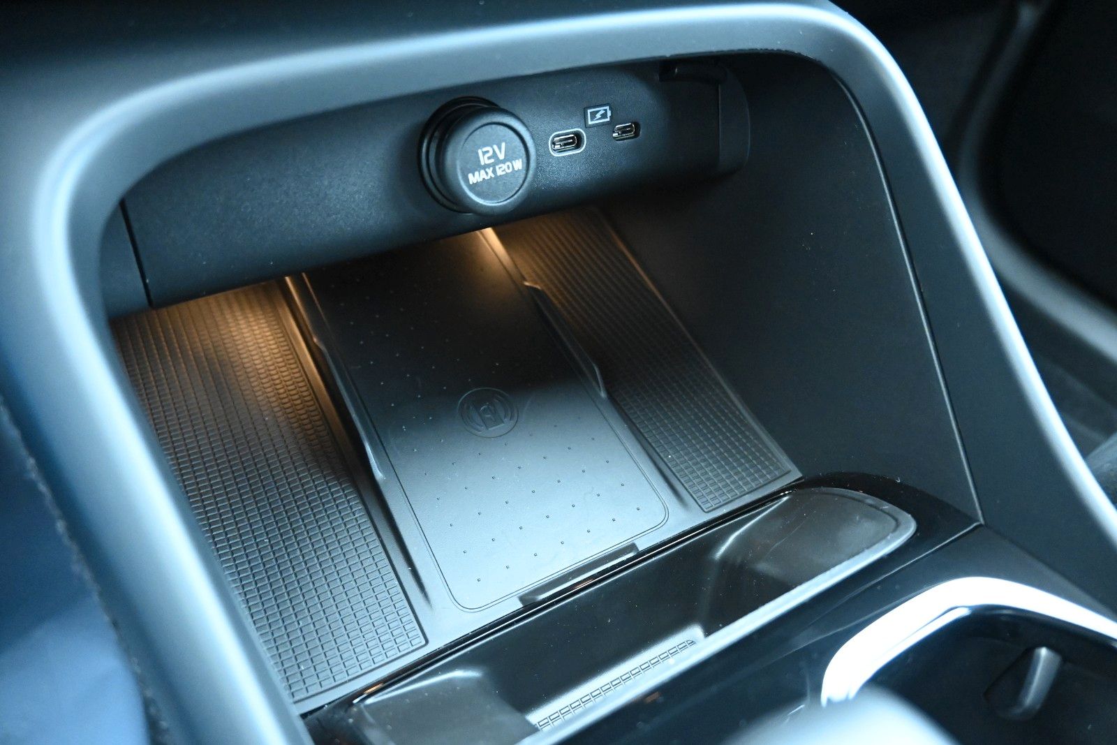 Fahrzeugabbildung Volvo XC40 B4 DKG Plus Black Edition*FSHZG*360°*ACC