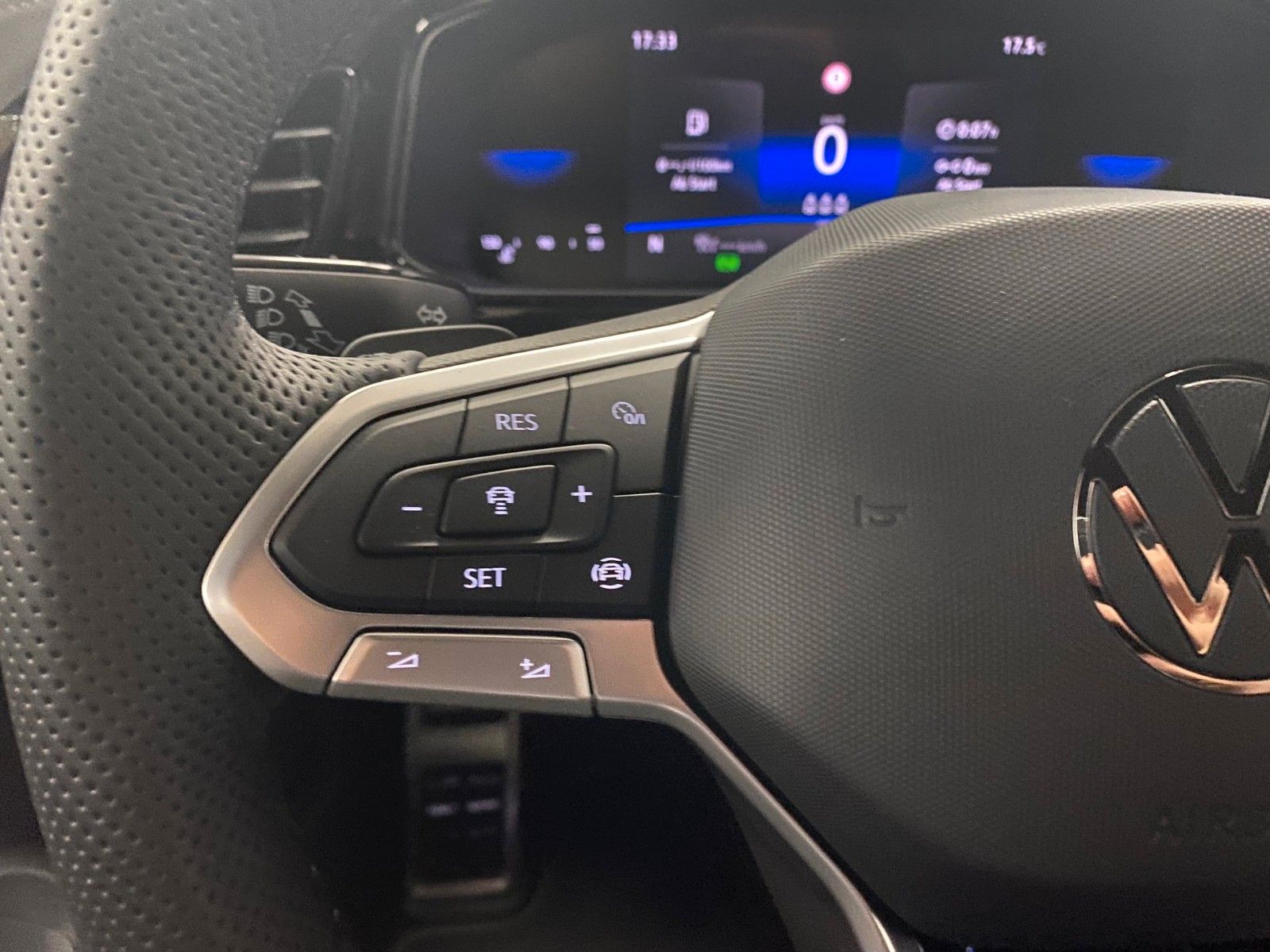 Fahrzeugabbildung Volkswagen T-Roc 1.5 TSI DSG R-Line+ACC+AHK+19"+KAMERA+LED+