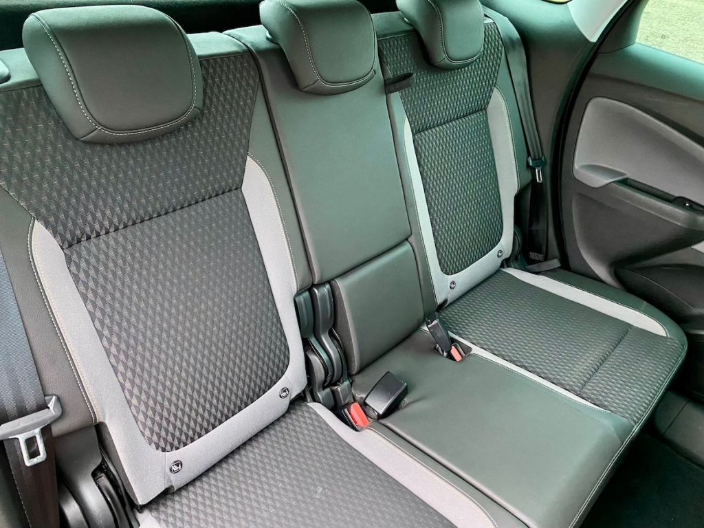 Fahrzeugabbildung Opel Crossland X 1.2 Selection AAC ISOFIX PDC SHZ GRA