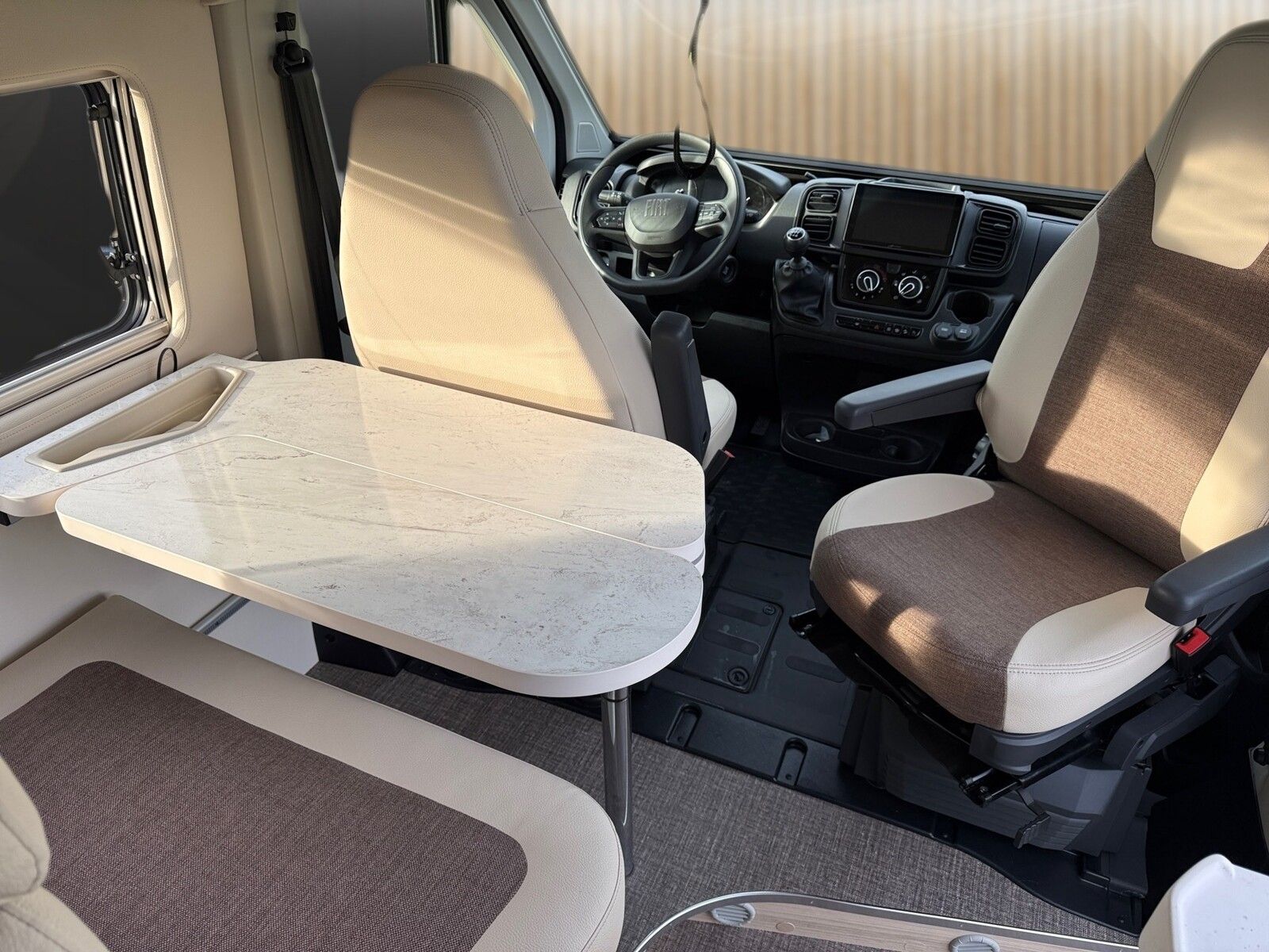 Fahrzeugabbildung Eura Mobil Van V 595 HB Pop-Up Dach, Captain-Chair-Sitze
