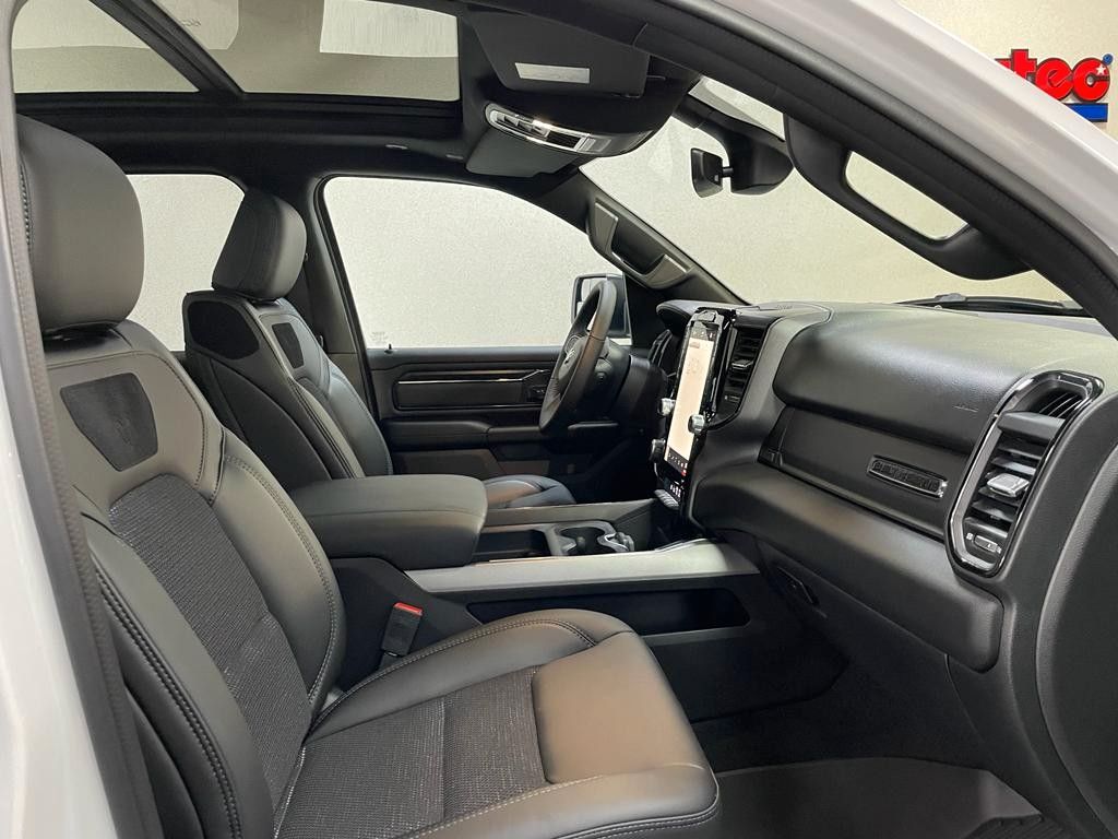 Fahrzeugabbildung Dodge BIGHORN-BUILT TO SERVE-CREW CAB HEMI 4x4-12"-LPG