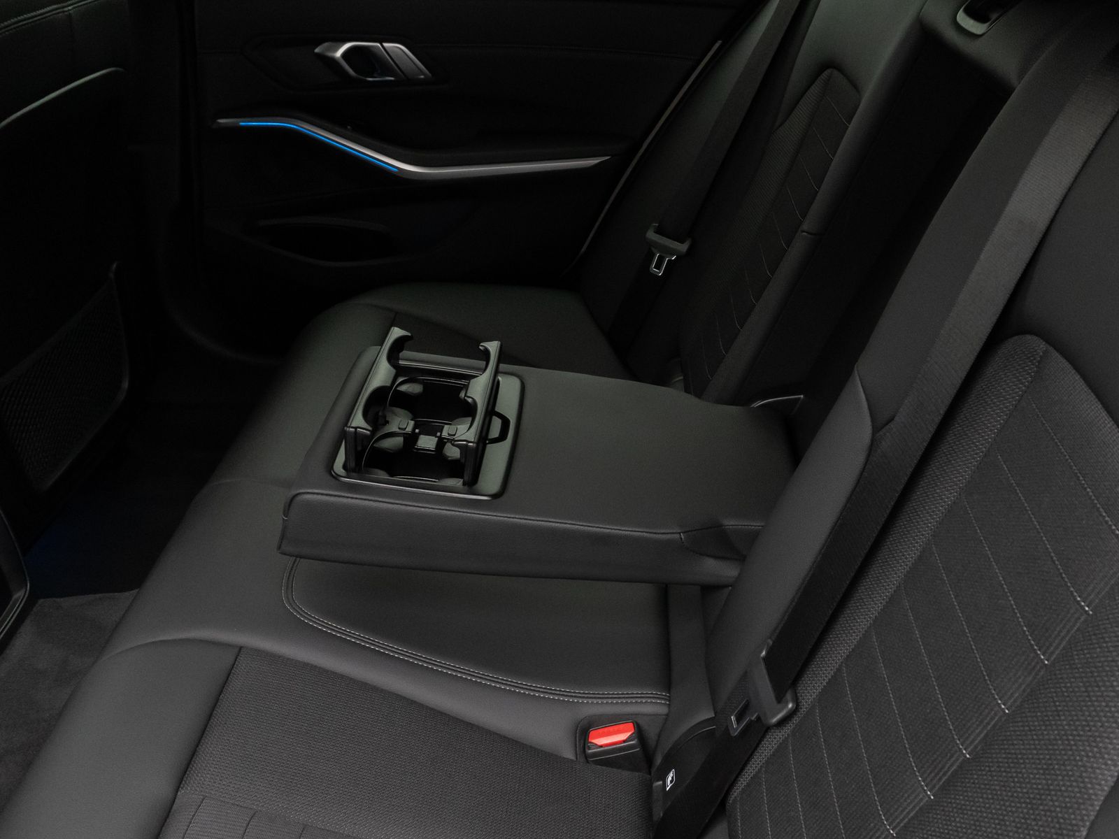 Fahrzeugabbildung BMW 320e  Sport Line DAB HiFi CockPitPro PDC Alarm