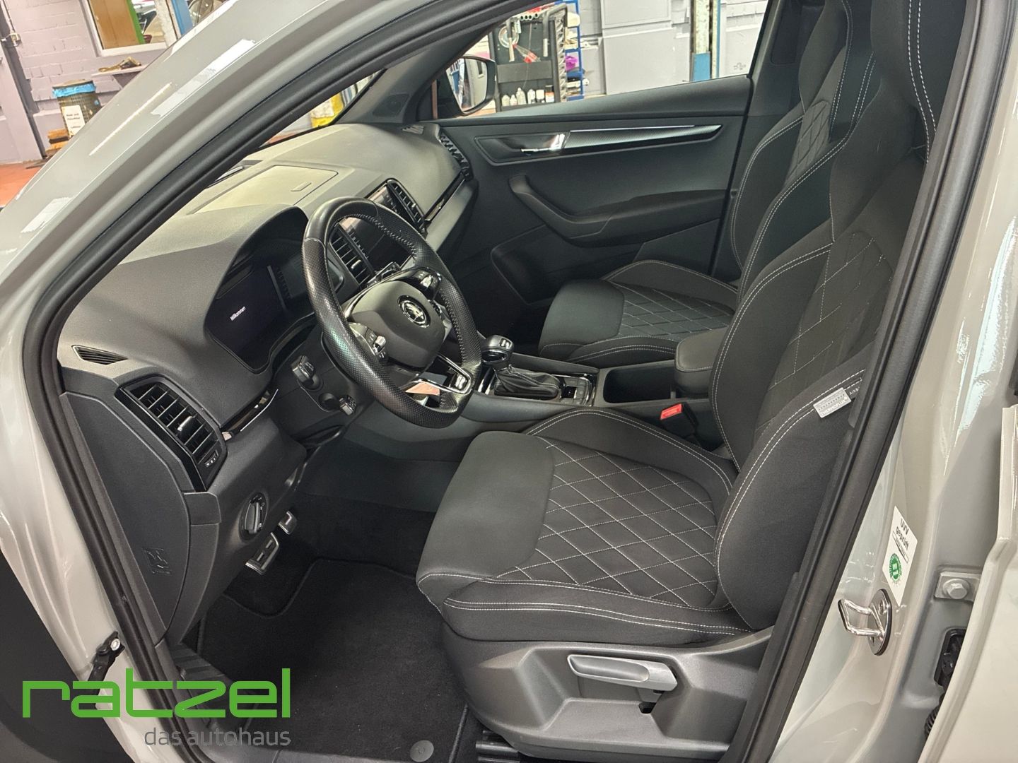 Fahrzeugabbildung SKODA Karoq 4x4 Sportline 2.0 AHK Navi LED Kamera ACC