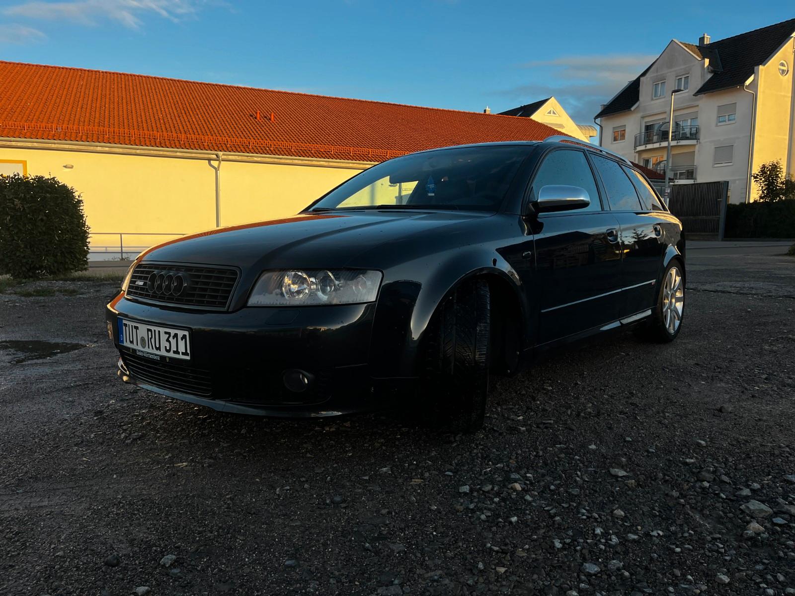 Audi A4 2004 — салон
