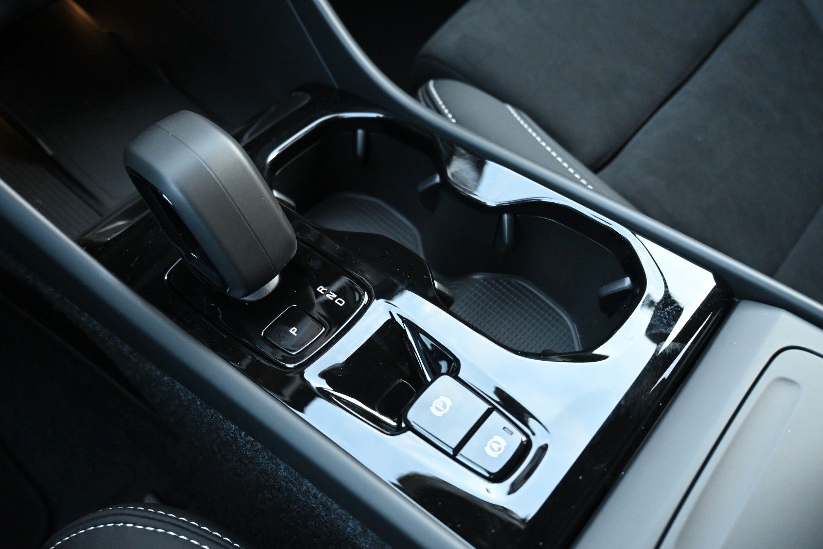 Fahrzeugabbildung Volvo XC40 B4 DKG Plus Black Edition*STDHZG*360*ACC