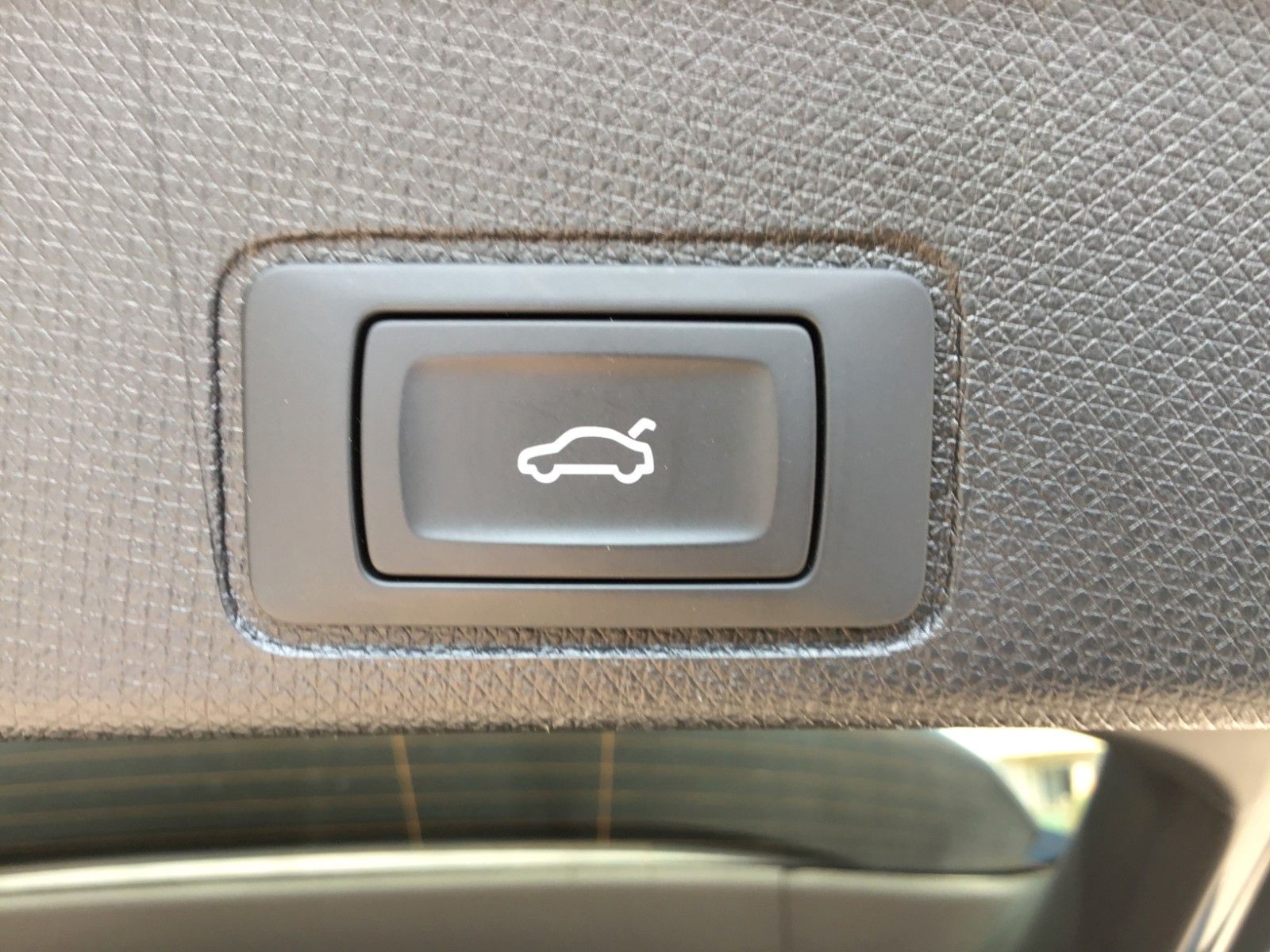 Fahrzeugabbildung CUPRA Terramar 1.5 e-HYBRID DSG+AHK+Kessy+Navi+18"