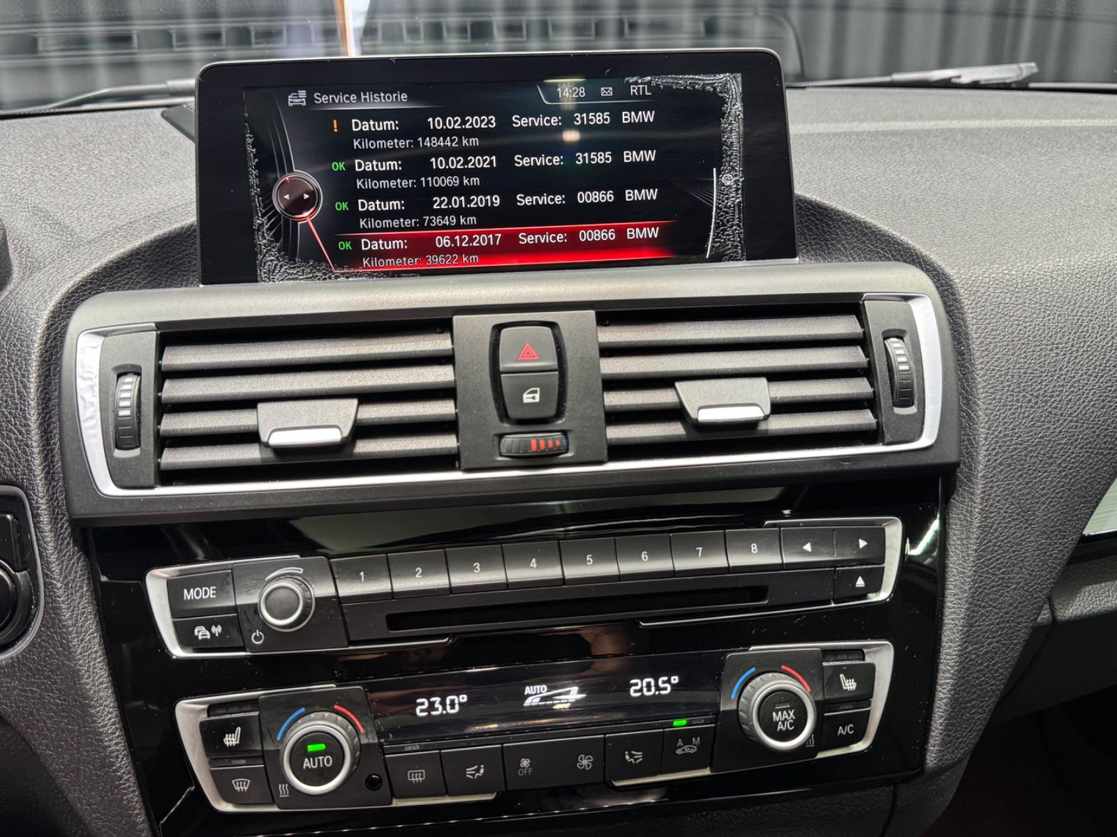 Fahrzeugabbildung BMW M135 i xDrive|AUTOMATIK|H&K|NAVI|KAMERA|