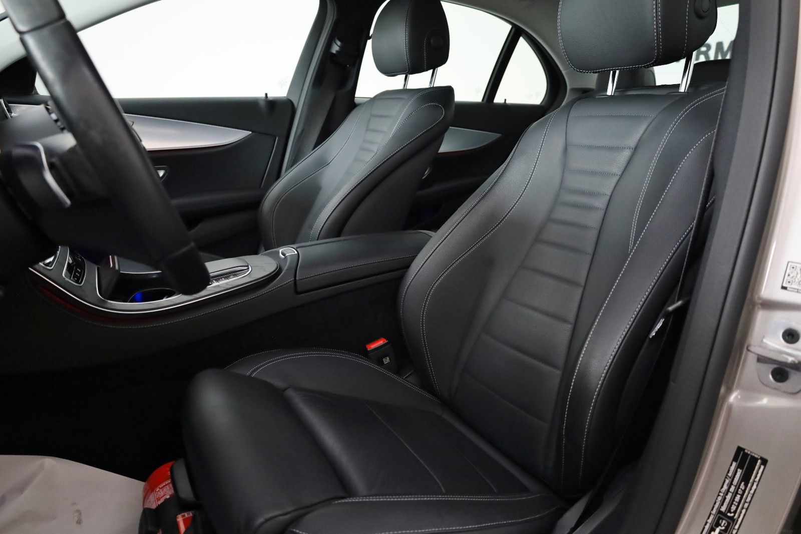 Fahrzeugabbildung Mercedes-Benz E 300de Lim. Avantgarde Leder,Navi,LED,SH,Kamera