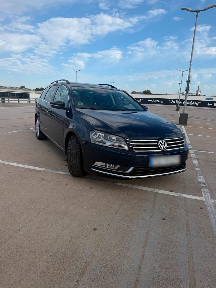 Volkswagen Passat 2011 — rear view