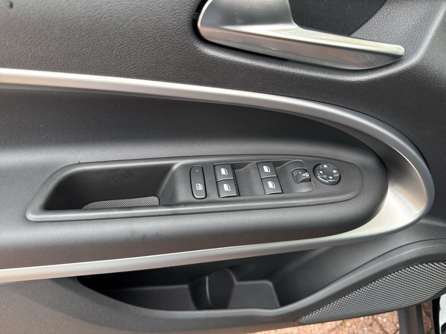 Fahrzeugabbildung Jeep Avenger Summit 1.2 MHEV -Panormadach-Leder