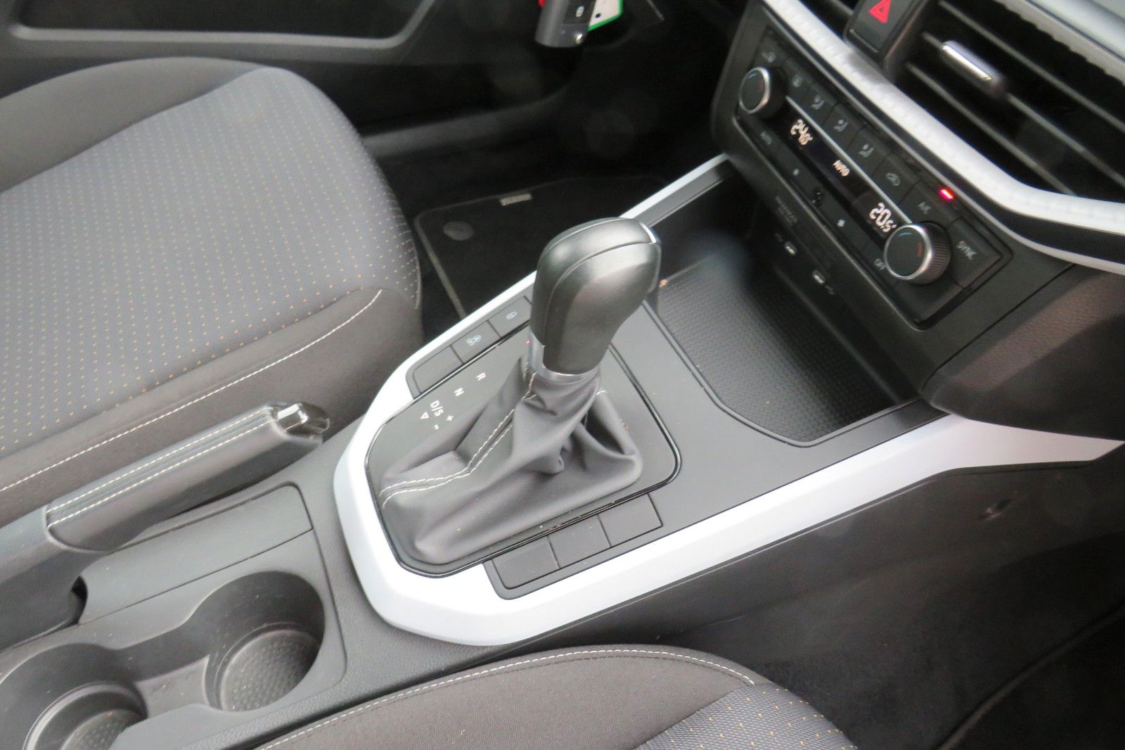 Fahrzeugabbildung SEAT Arona Style DSG LED NAVI DAB GRA PDC 1.HD