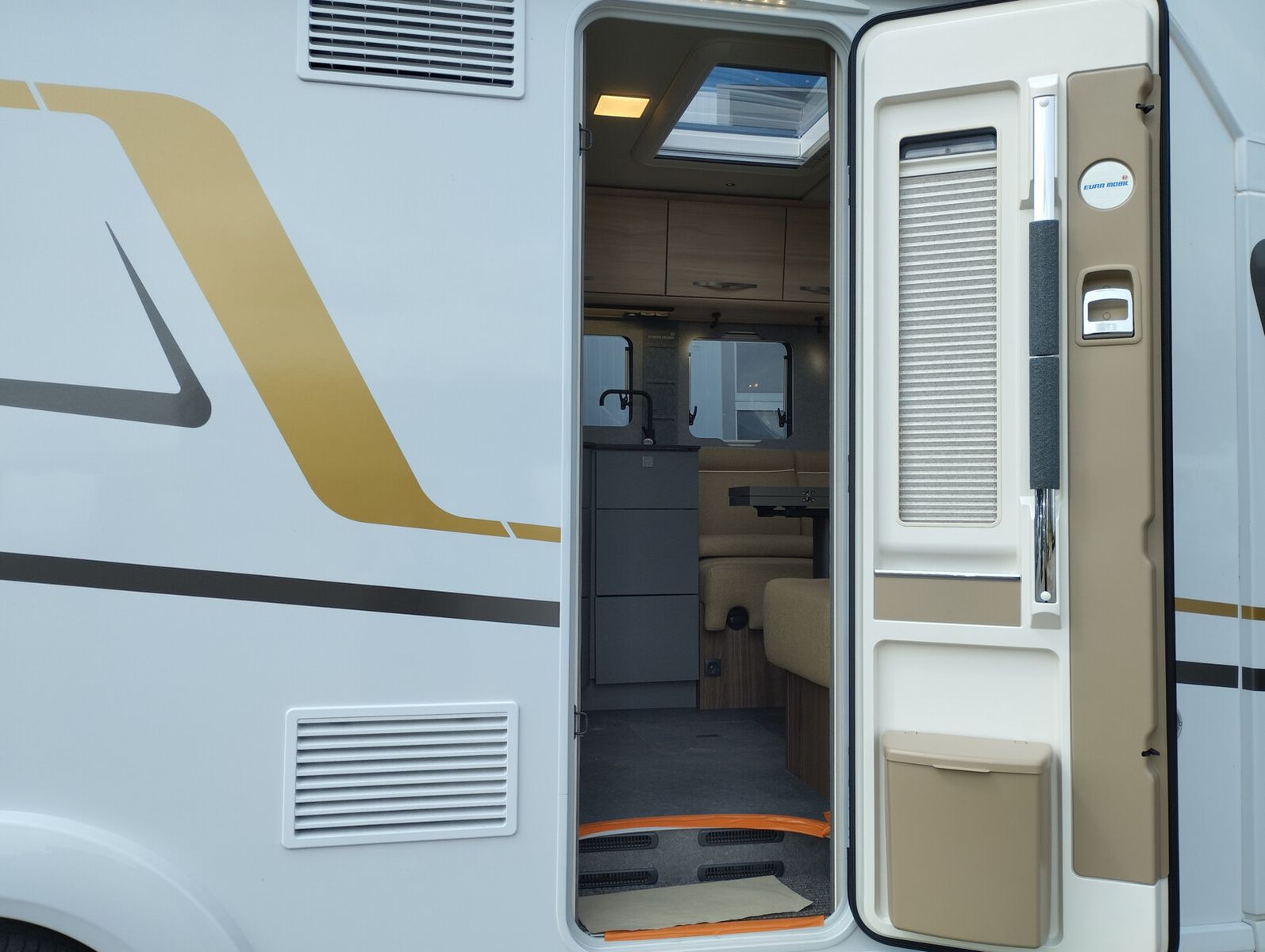 Fahrzeugabbildung Eura Mobil Profila T PT726QF Mondial-Pakete, Zusatzbett