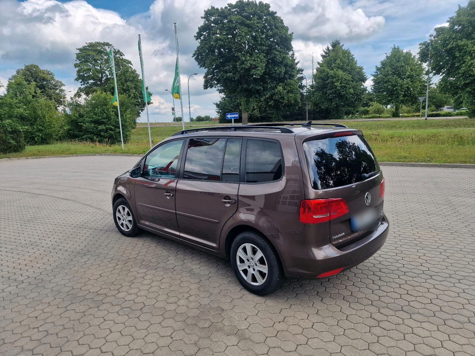 Volkswagen Touran 2011 — rear view