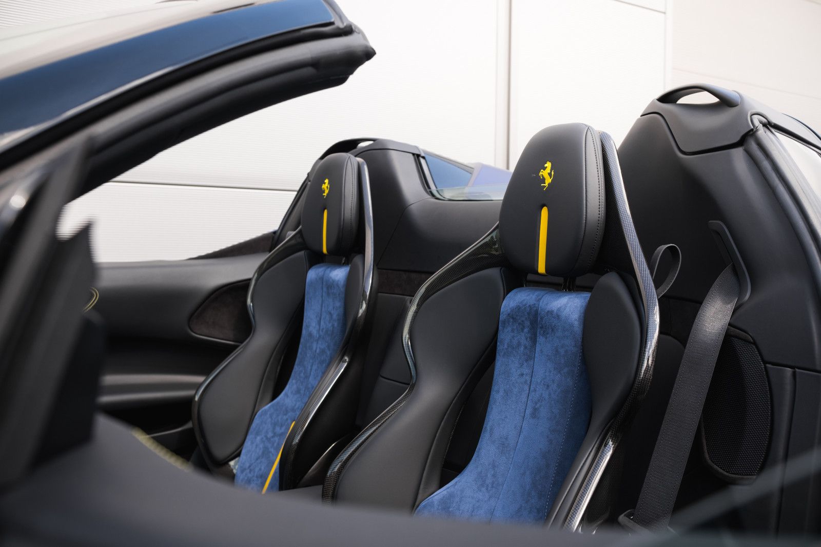 Fahrzeugabbildung Ferrari SF90 -Foliert-Lift-KarbonRacingSitze-JBL