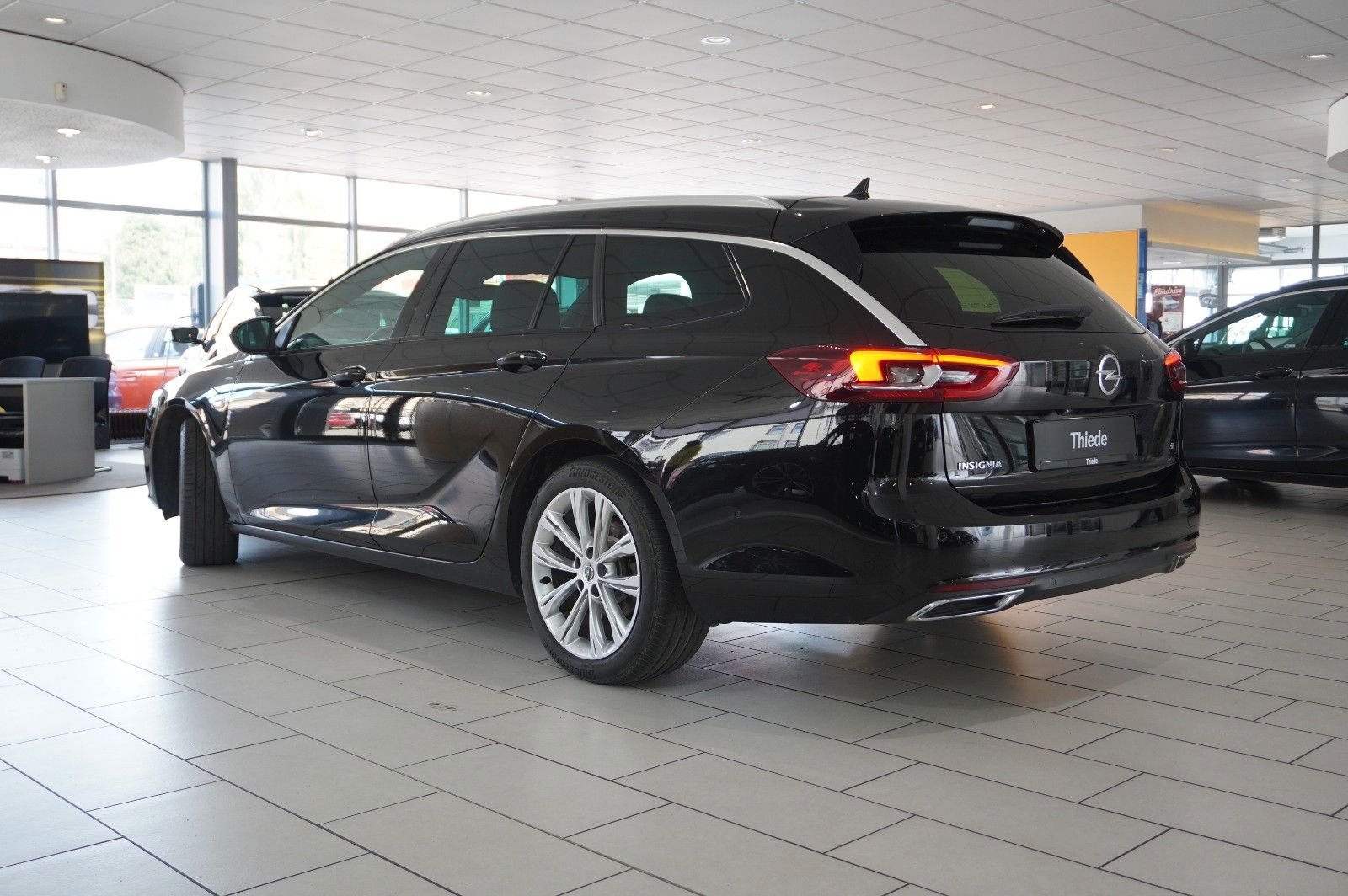 Fahrzeugabbildung Opel Insignia B ST 2.0D ELEGANCE 4X4 NAVI/HUD/BOSE/AH