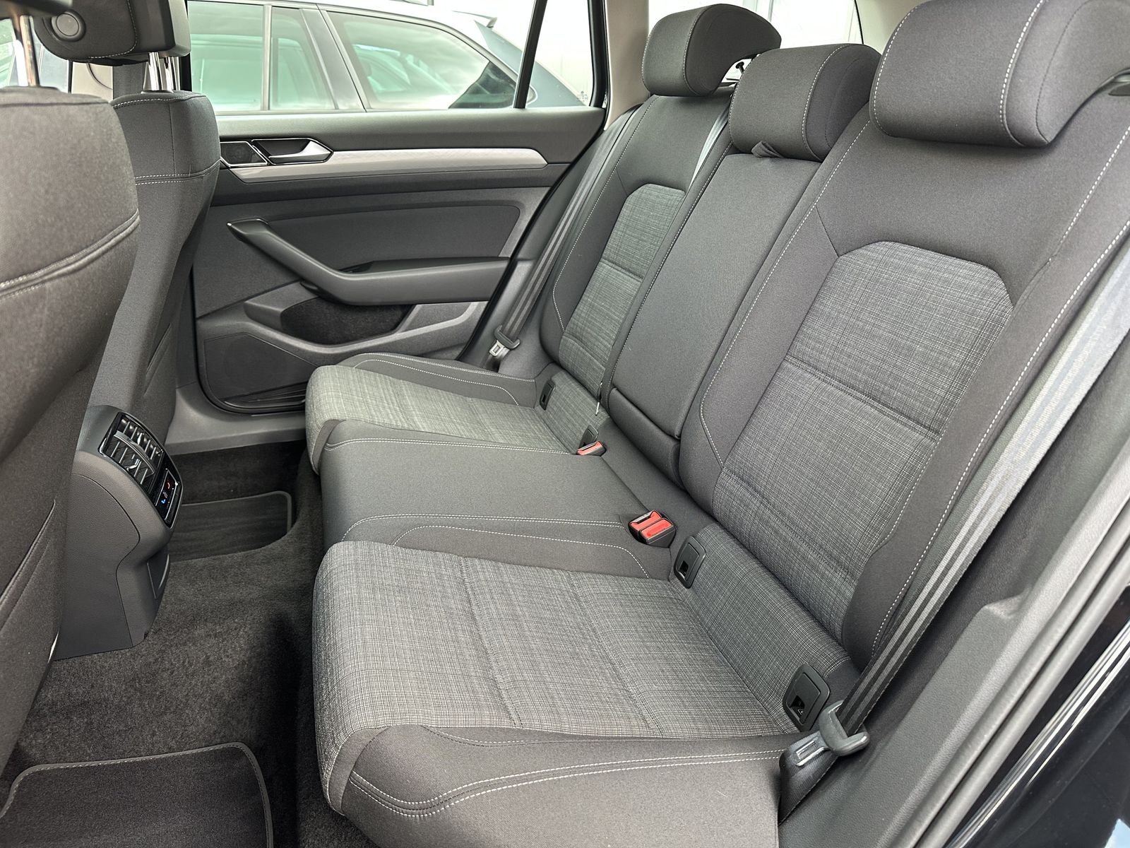 Fahrzeugabbildung Volkswagen Passat Variant 2.0 TDI DSG Business NAV+LED+360°