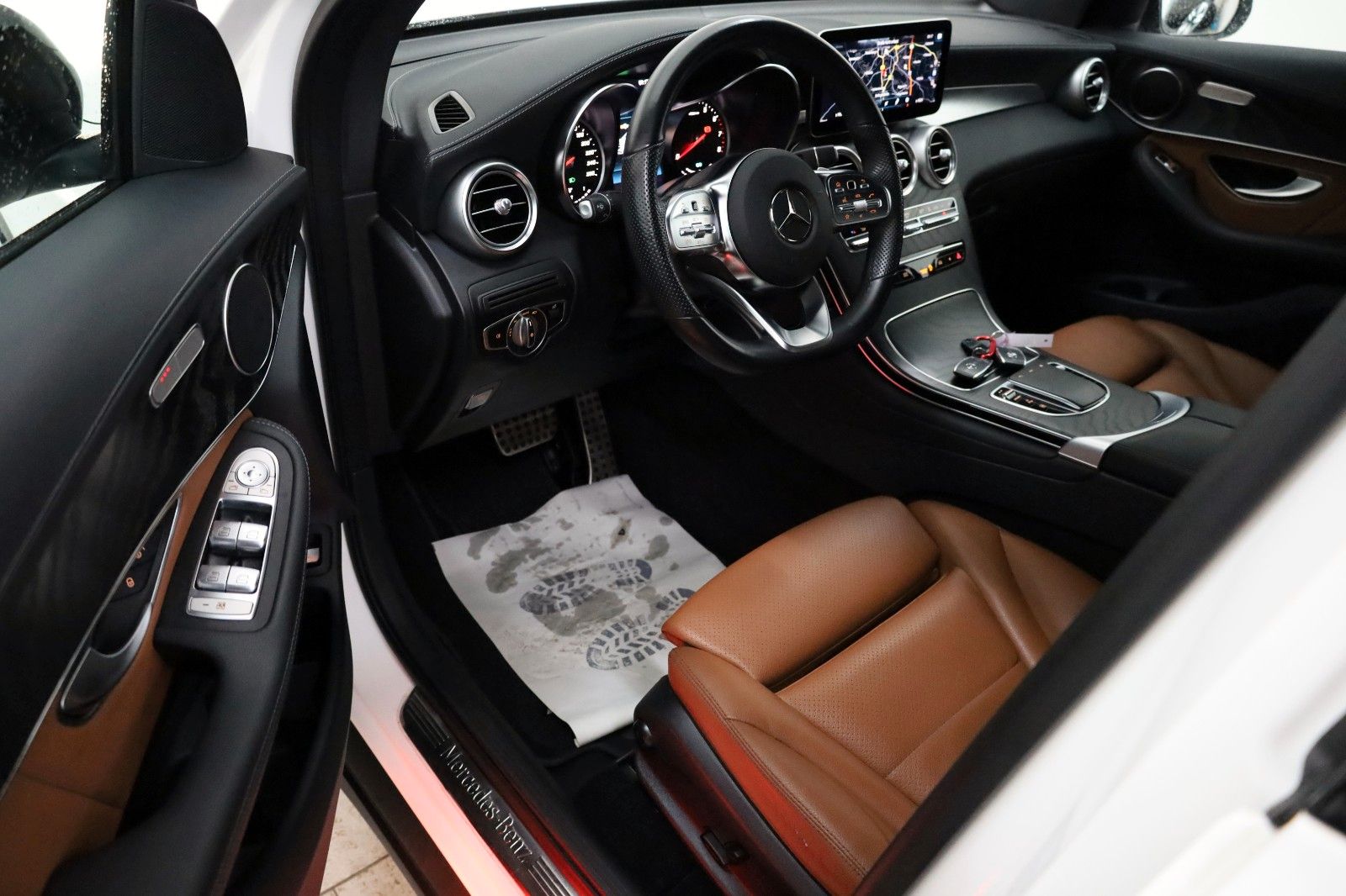 Fahrzeugabbildung Mercedes-Benz GLC 300e 4M Coupe AMG Leder,Navi,LED,Park Paket