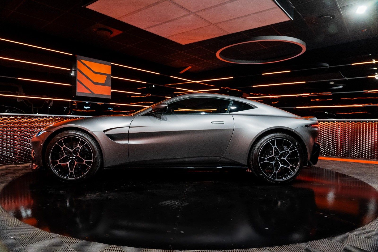 Aston Martin V8 Vantage AMR*1/200*B&O*360°*Dark Jewellery imagem 2