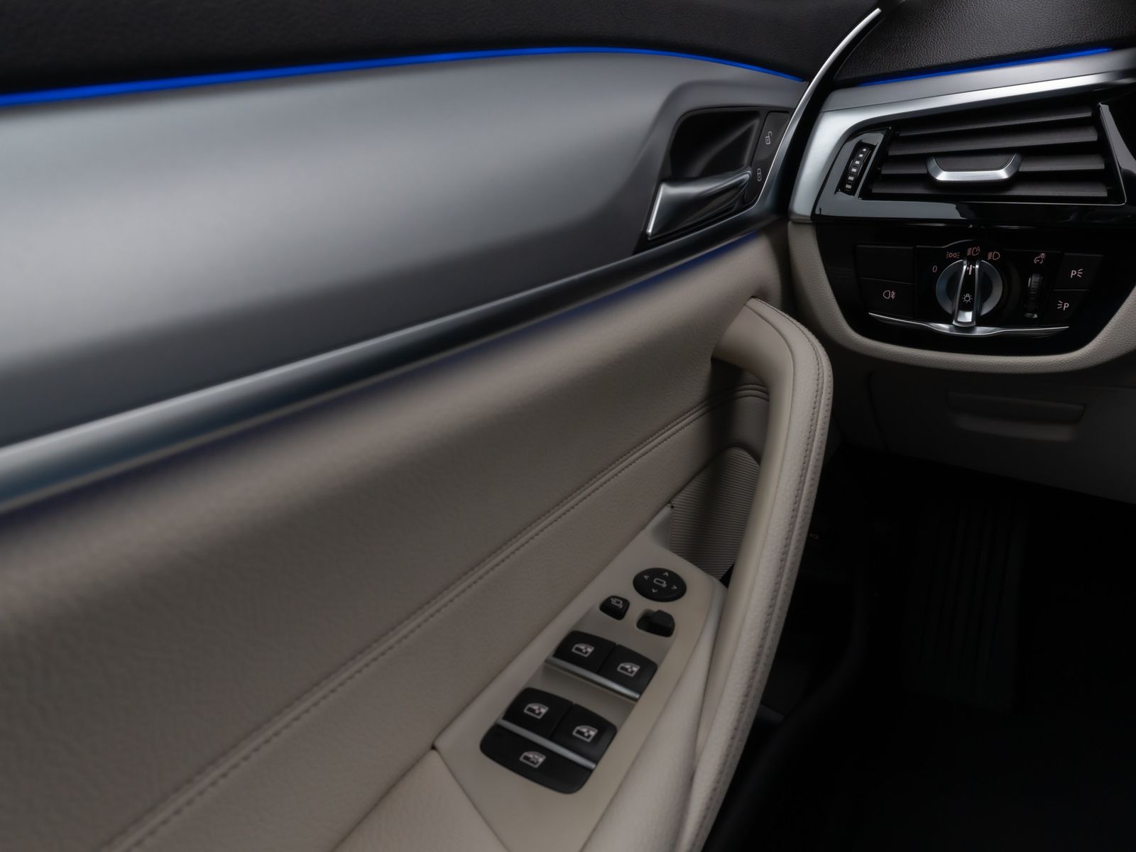 Fahrzeugabbildung BMW 530d xD Panoram Kamera HUD DAB HiFi SoftCl Sport