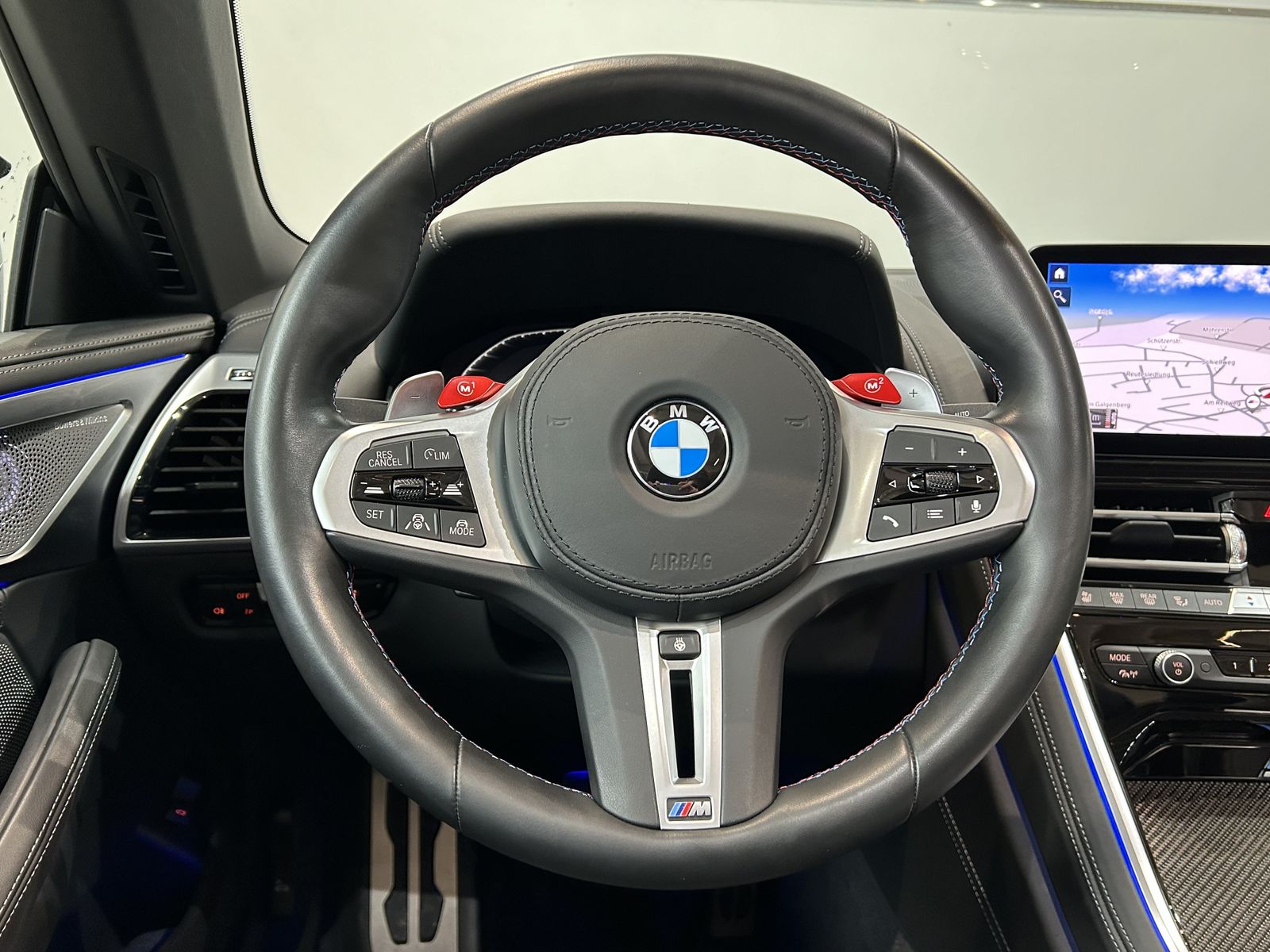 Fahrzeugabbildung BMW M8 Competition Cabrio xDrive B&W M Carbon Paket,