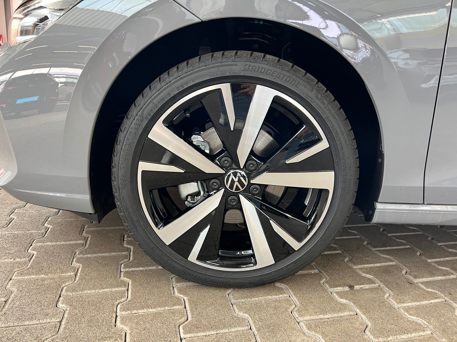 Fahrzeugabbildung Volkswagen Golf VIII Var. Style 1,5 eTSI DSG +IQ.Light+Navi