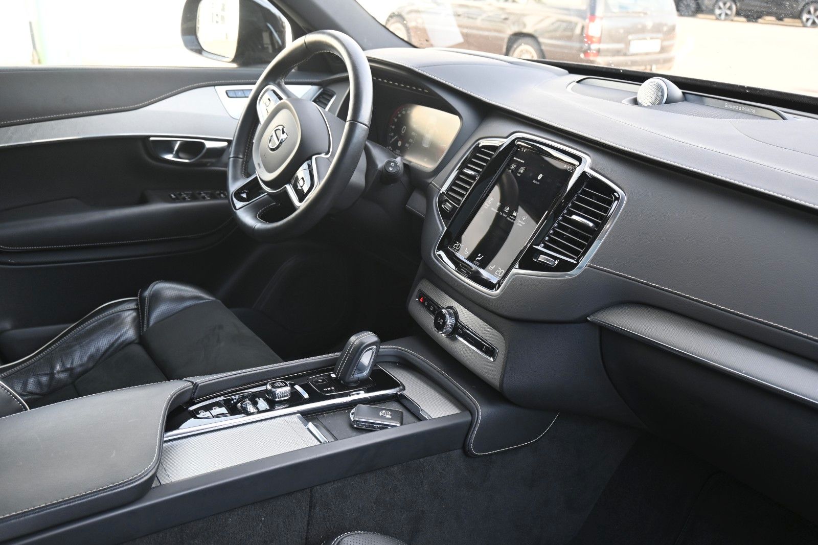 Fahrzeugabbildung Volvo XC90 R Design AWD*B&W*PANO*LUFT*AHK*360*VOLL