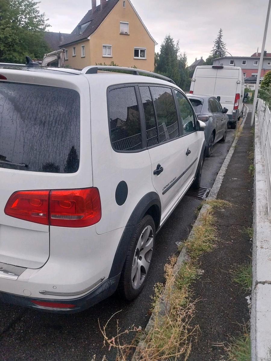 Volkswagen Touran 2011 — салон