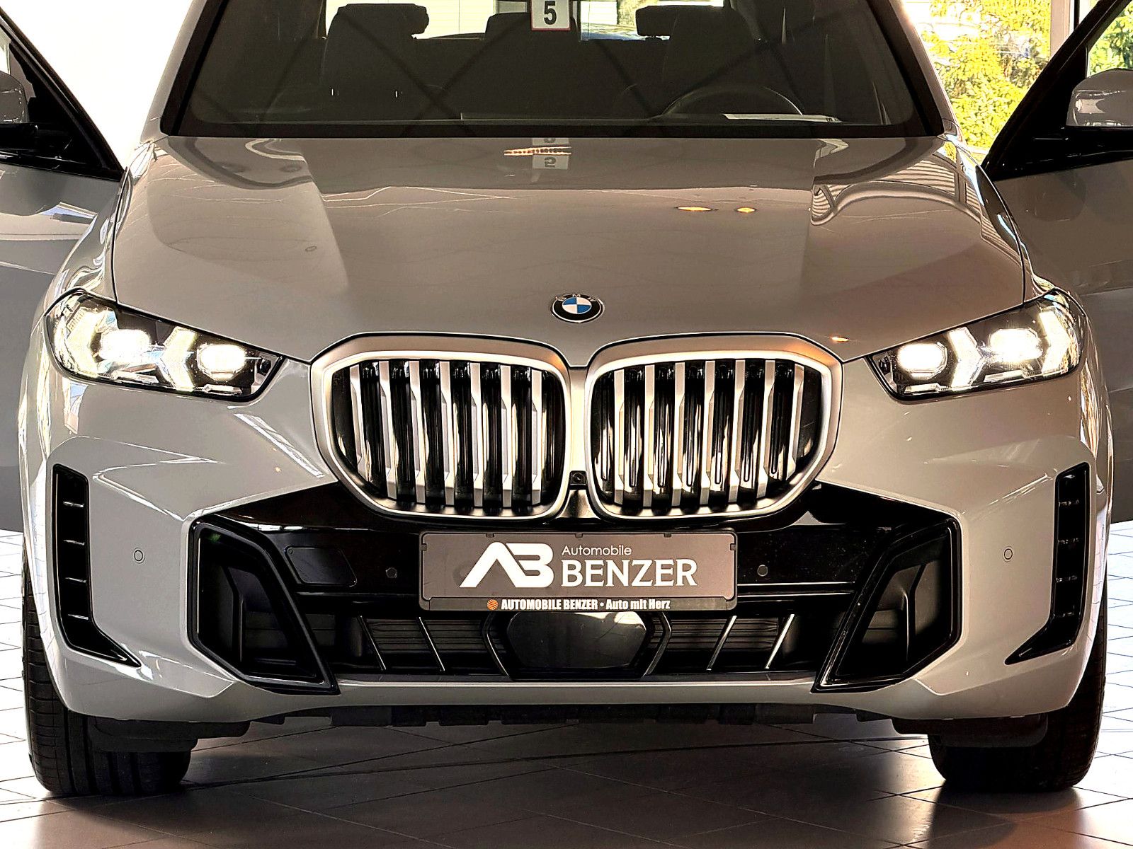 Fahrzeugabbildung BMW X5 30 d xDrive M Sport/HEAD-UP/360°/SOUND/AMBIEN