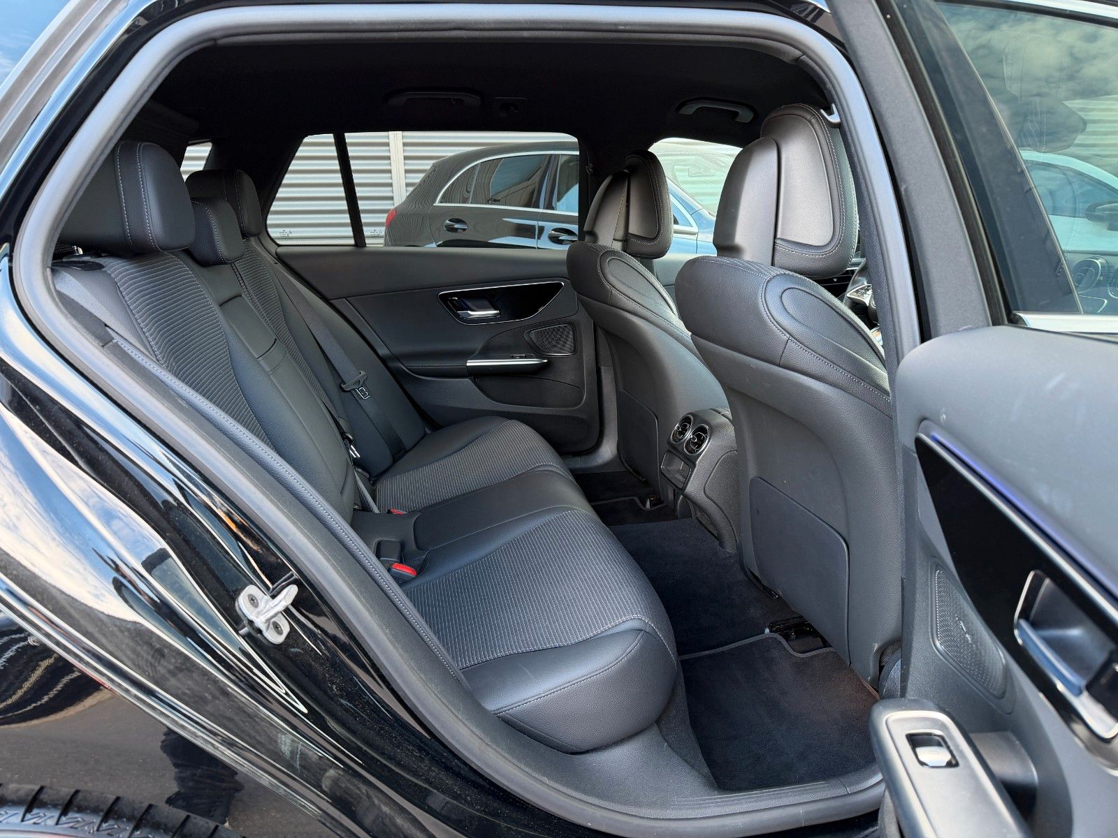 Fahrzeugabbildung Mercedes-Benz C 200d T Avantgarde+AHK+Ambiente+RKamera+MBUX+