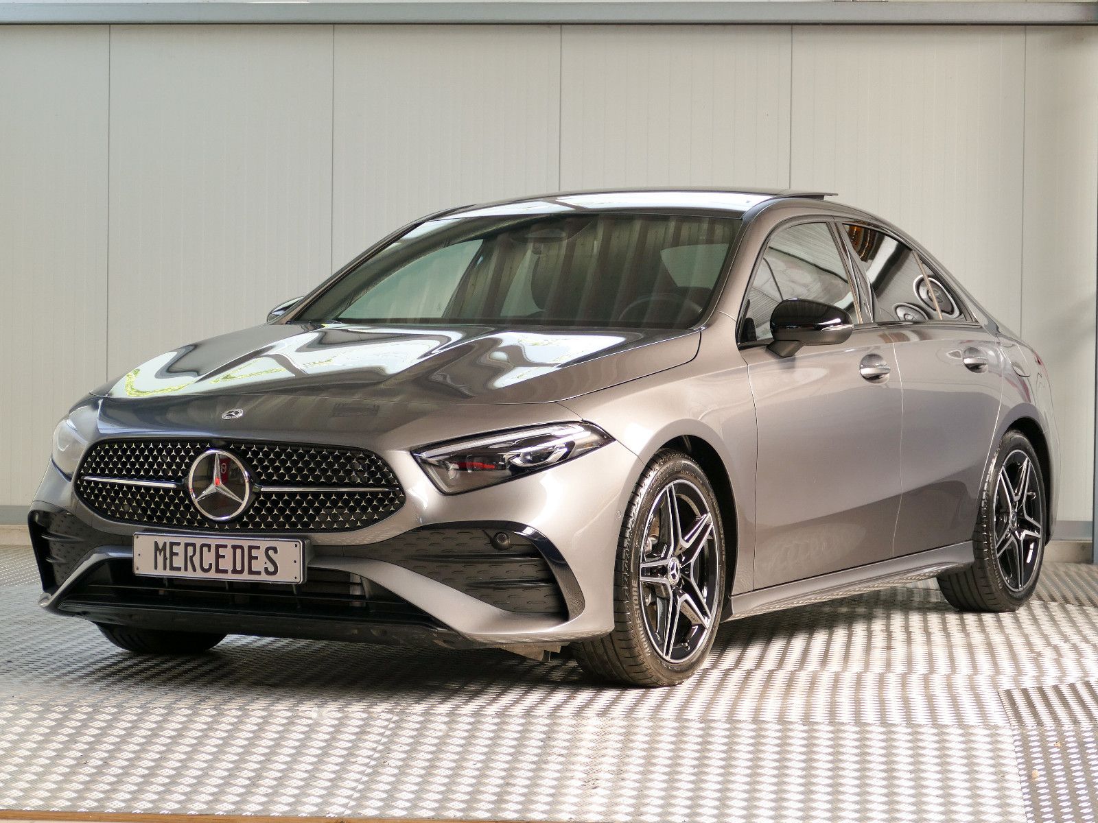MERCEDES-BENZ A 220 d Lim. AMG-Line Pano LED RFK Night-Paket