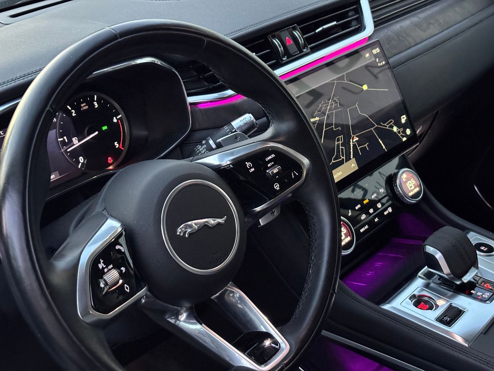 Fahrzeugabbildung Jaguar F-PACE SE AWD/D300KA;ERA/MASSAGE/APPLE/NAVI/KAM