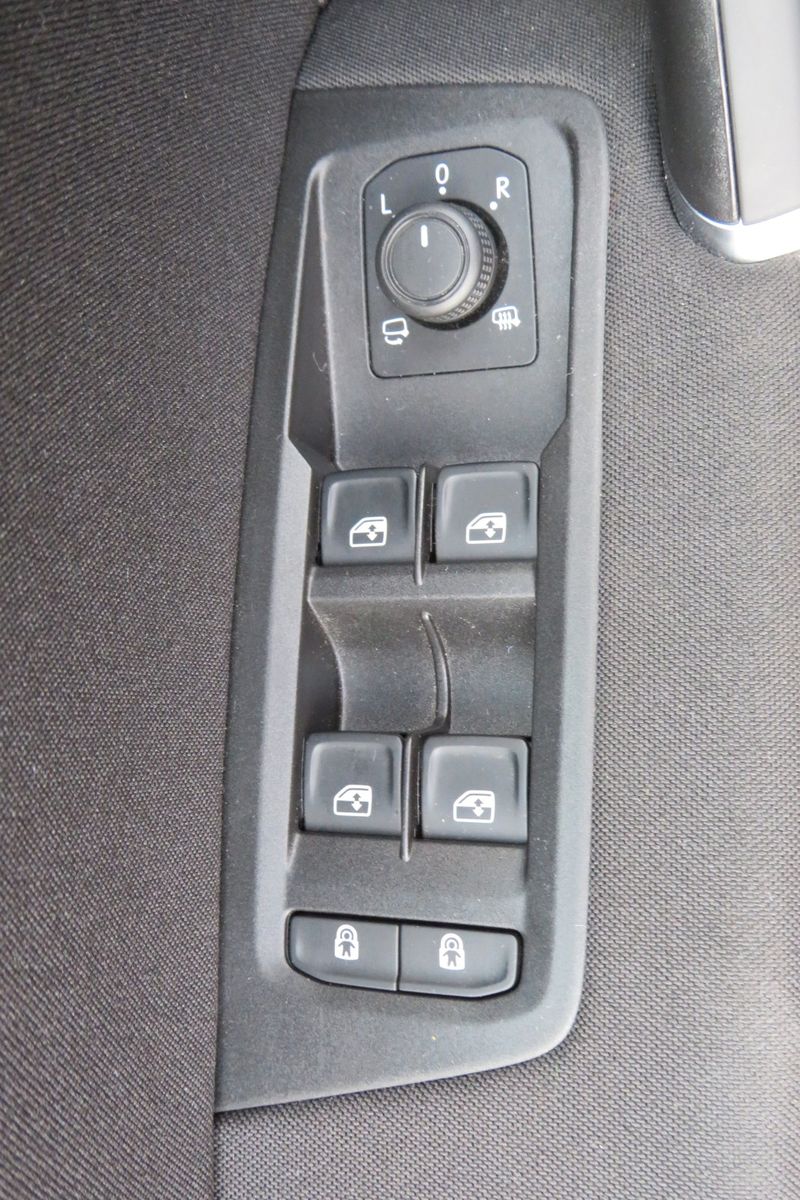 Fahrzeugabbildung Volkswagen Touran Comfort DSG AHK 7-SITZE KAMERA LED 1.H